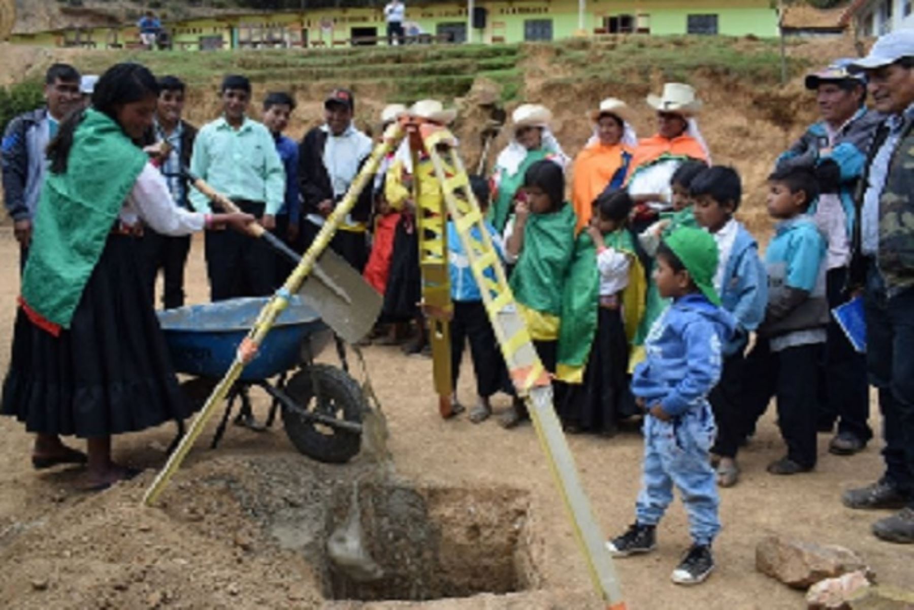 Con la presencia de toda su comunidad quechua hablante se colocó la primera piedra para la reconstrucción del local escolar N° 20811 “Mushuq Yurqay”, con una inversión de S/ 3.4 millones.