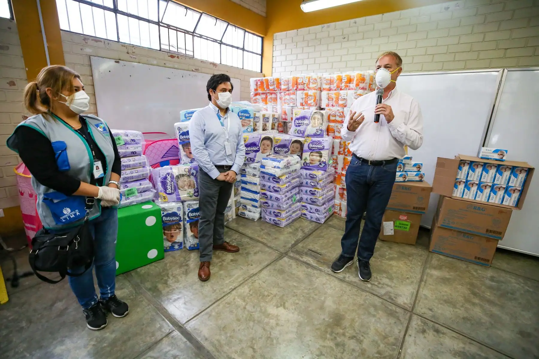 Alcalde de la Municipalidad de Lima, Jorge Muñoz recibe una donación de 94 mil mascarillas de protección para los albergues de la comuna limeña y Beneficencia de Lima. 
Foto: Municipalidad de Lima