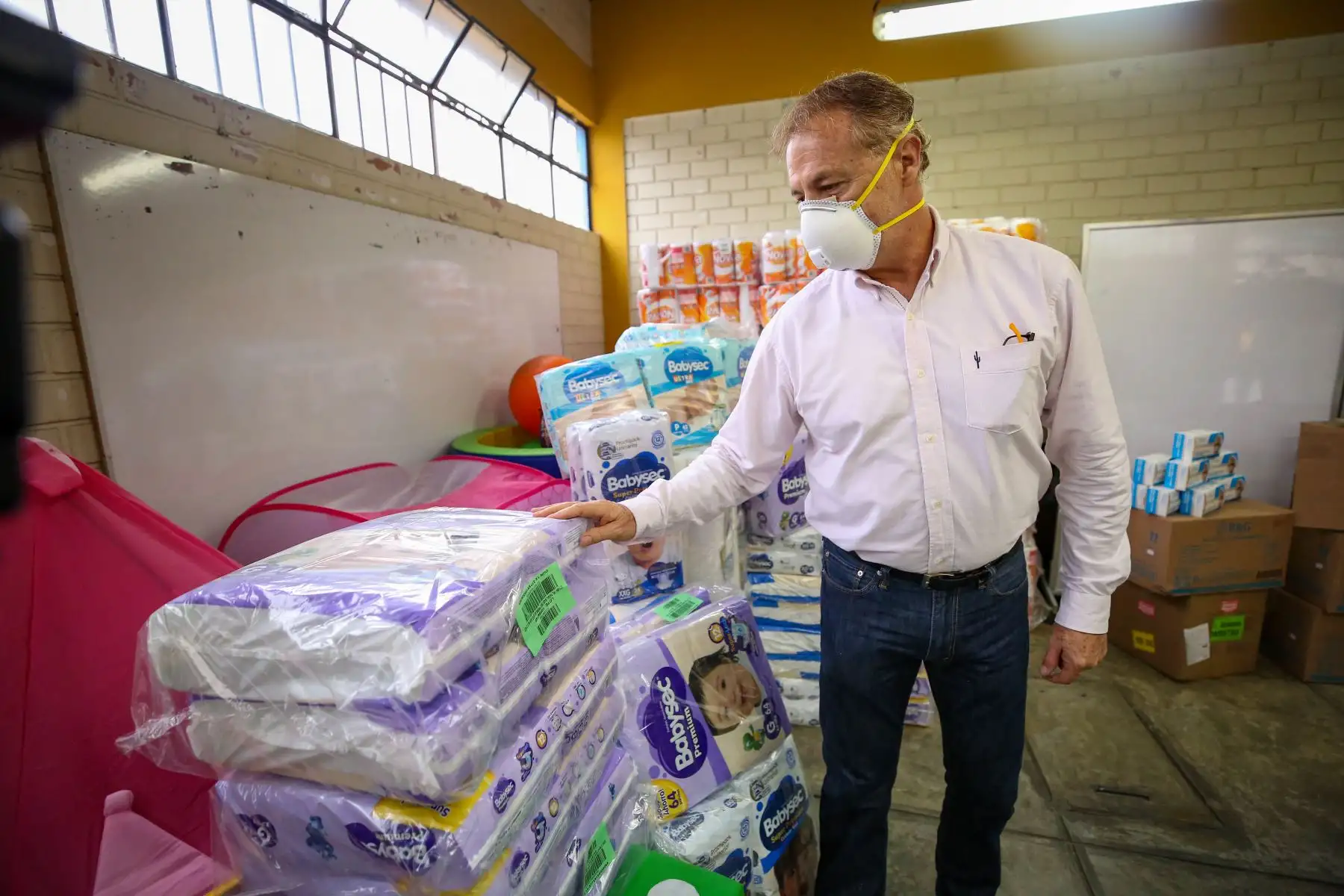 Alcalde de la Municipalidad de Lima, Jorge Muñoz recibe una donación de 94 mil mascarillas de protección para los albergues de la comuna limeña y Beneficencia de Lima. 
Foto: Municipalidad de Lima