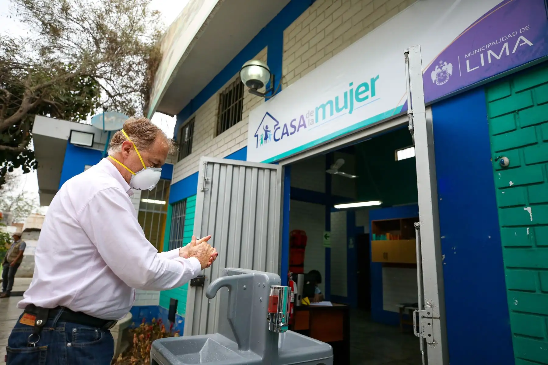 Alcalde de la Municipalidad de Lima, Jorge Muñoz recibe una donación de 94 mil mascarillas de protección para los albergues de la comuna limeña y Beneficencia de Lima. 
Foto: Municipalidad de Lima