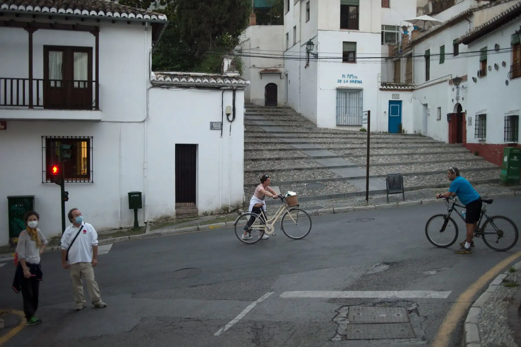 La gente pasea y monta en bicicleta en Granada, durante las horas permitidas por el gobierno para hacer ejercicio. Foto: AFP