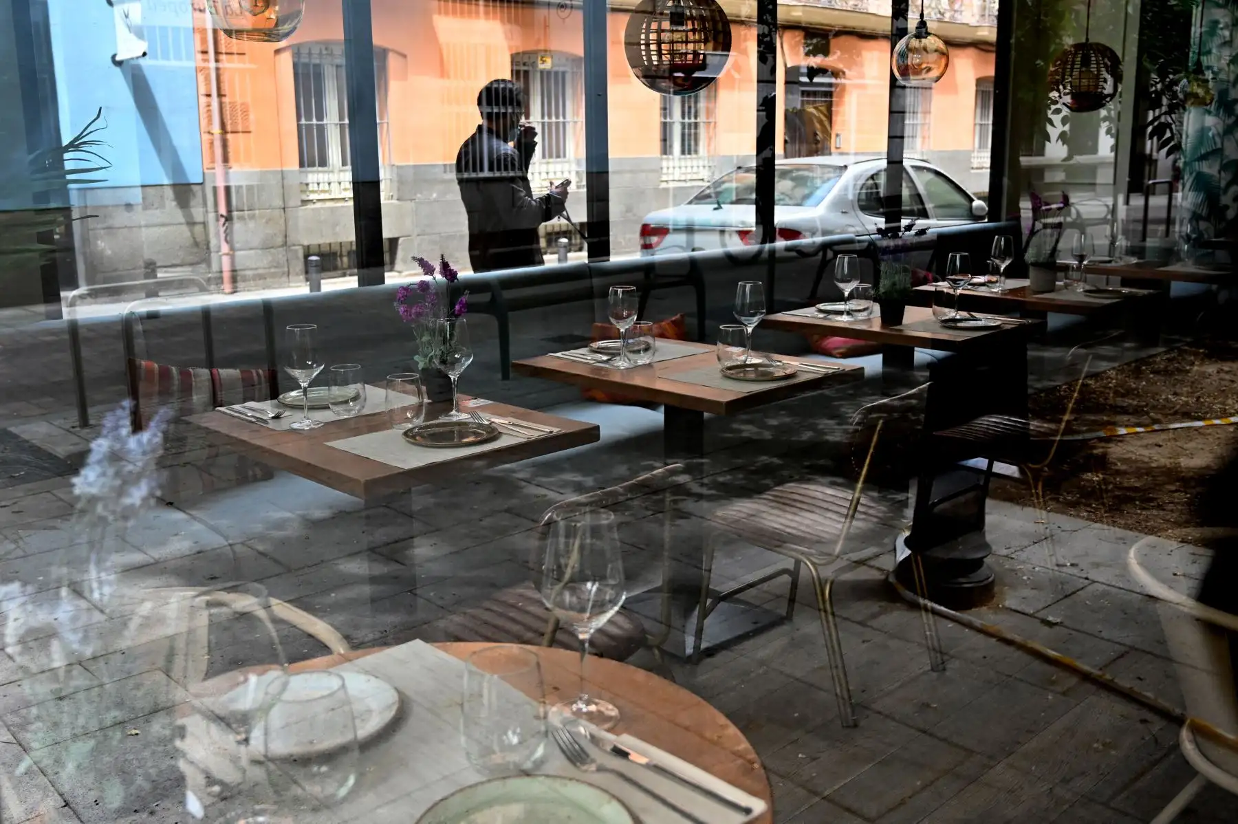 Un restaurante permanece cerrado en Madrid, el 4 de mayo de 2020, durante el cierre nacional para evitar la propagación de la enfermedad COVID-19. Foto: AFP