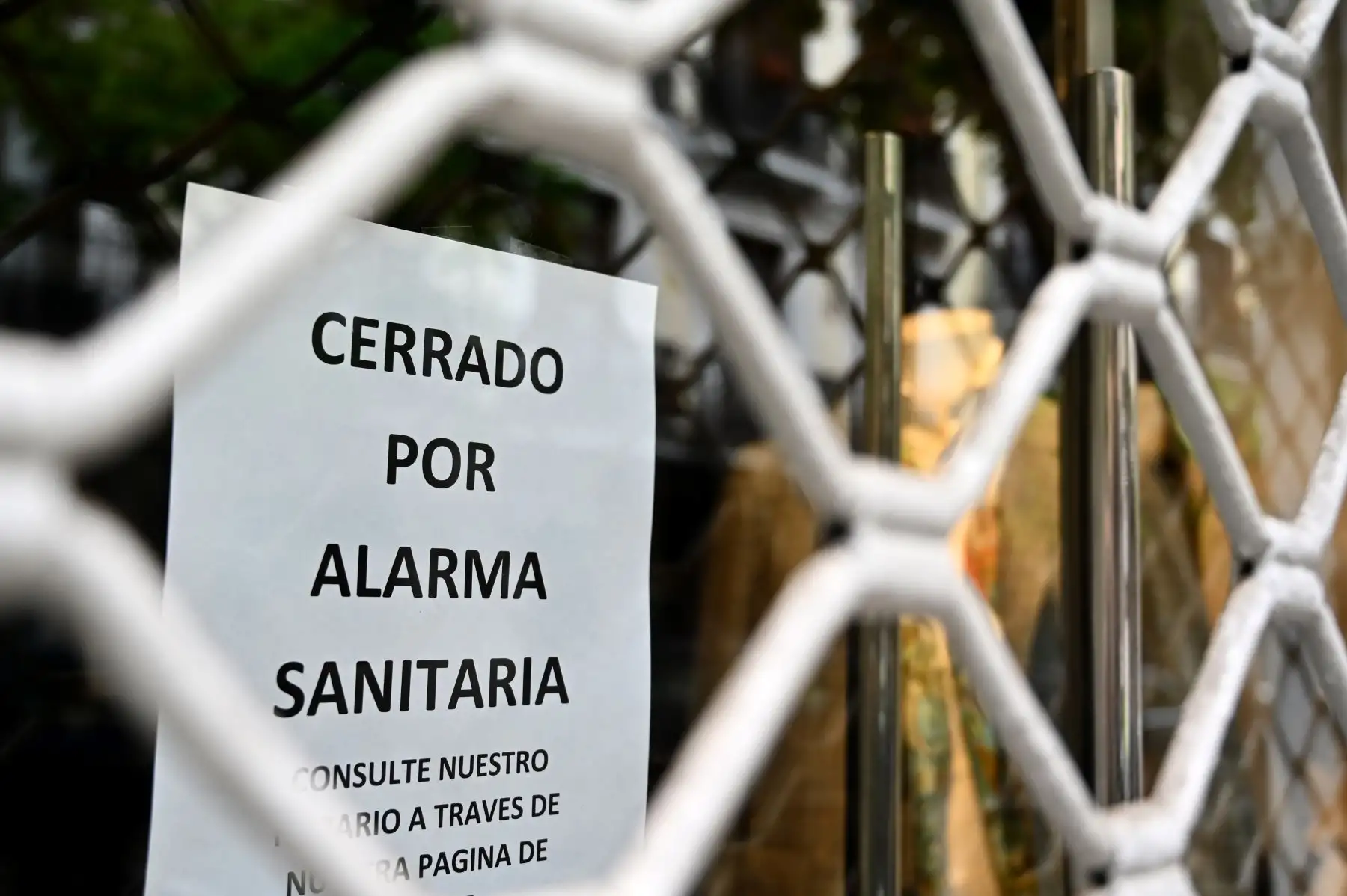 En la ventana de una tienda cerrada en Madrid, el 4 de mayo de 2020, se muestra un letrero que dice "Cerrado por alerta de salud" durante el cierre nacional para prevenir la propagación de la enfermedad COVID-19. Foto: AFP