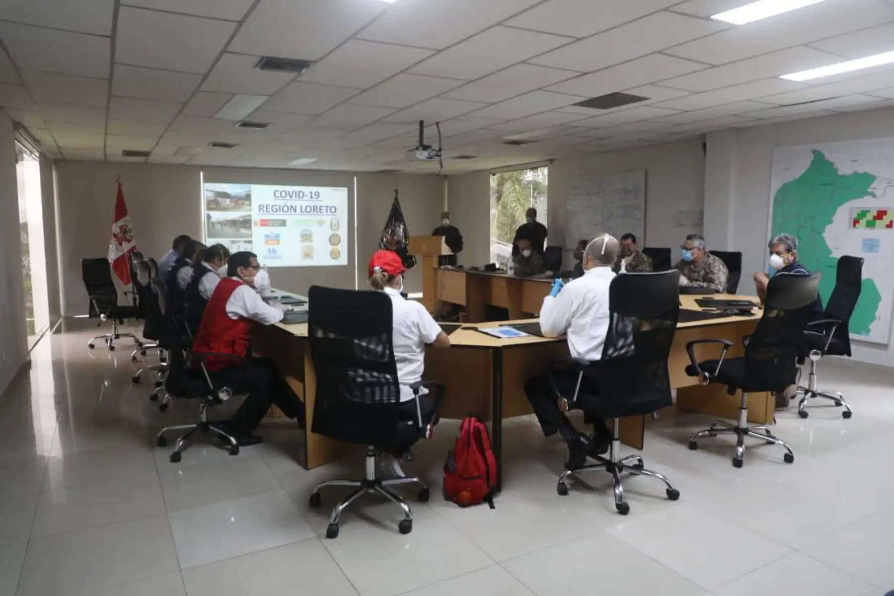 El ministro  de Salud, Víctor Zamora lidera reunión de trabajo, en la región Loreto, junto a  la ministra del sector Producción y representantes del Comando de Operaciones COVID19 y las FF.AA  en Iquitos para decidir acciones contra el COVID-19.
Foto: Producce