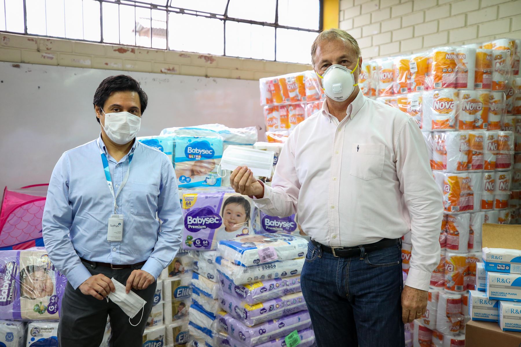 Ricardo Venegas, gerente general de Softys Perú, entregó a alcalde de Lima, Jorge Muñoz, donación de 94 mil mascarillas para albergues de la municipalidad y la Beneficencia de Lima. Foto: Cortesía