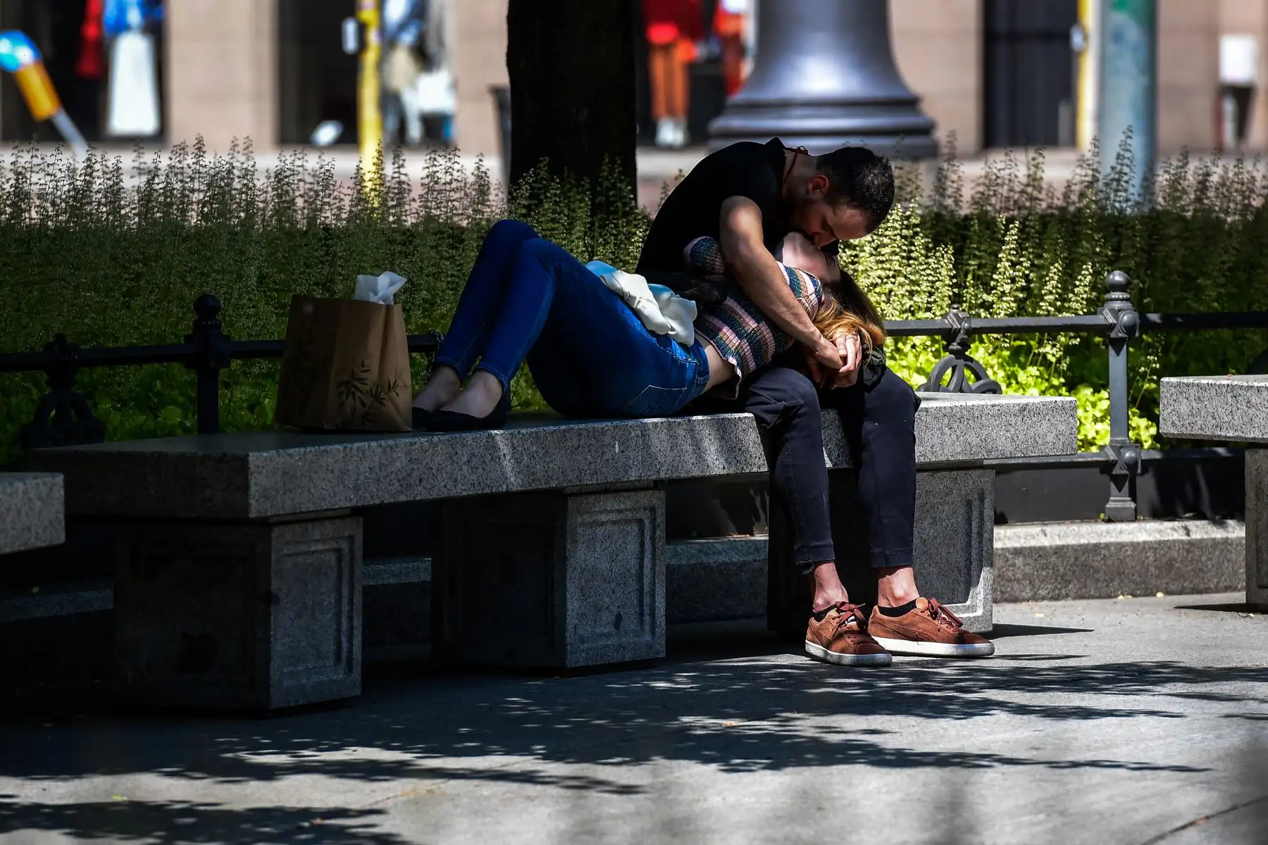 Una pareja se besa en Milán mientras Italia comienza a aliviar su bloqueo destinado a frenar la propagación de la infección COVID-19. Foto: AFP