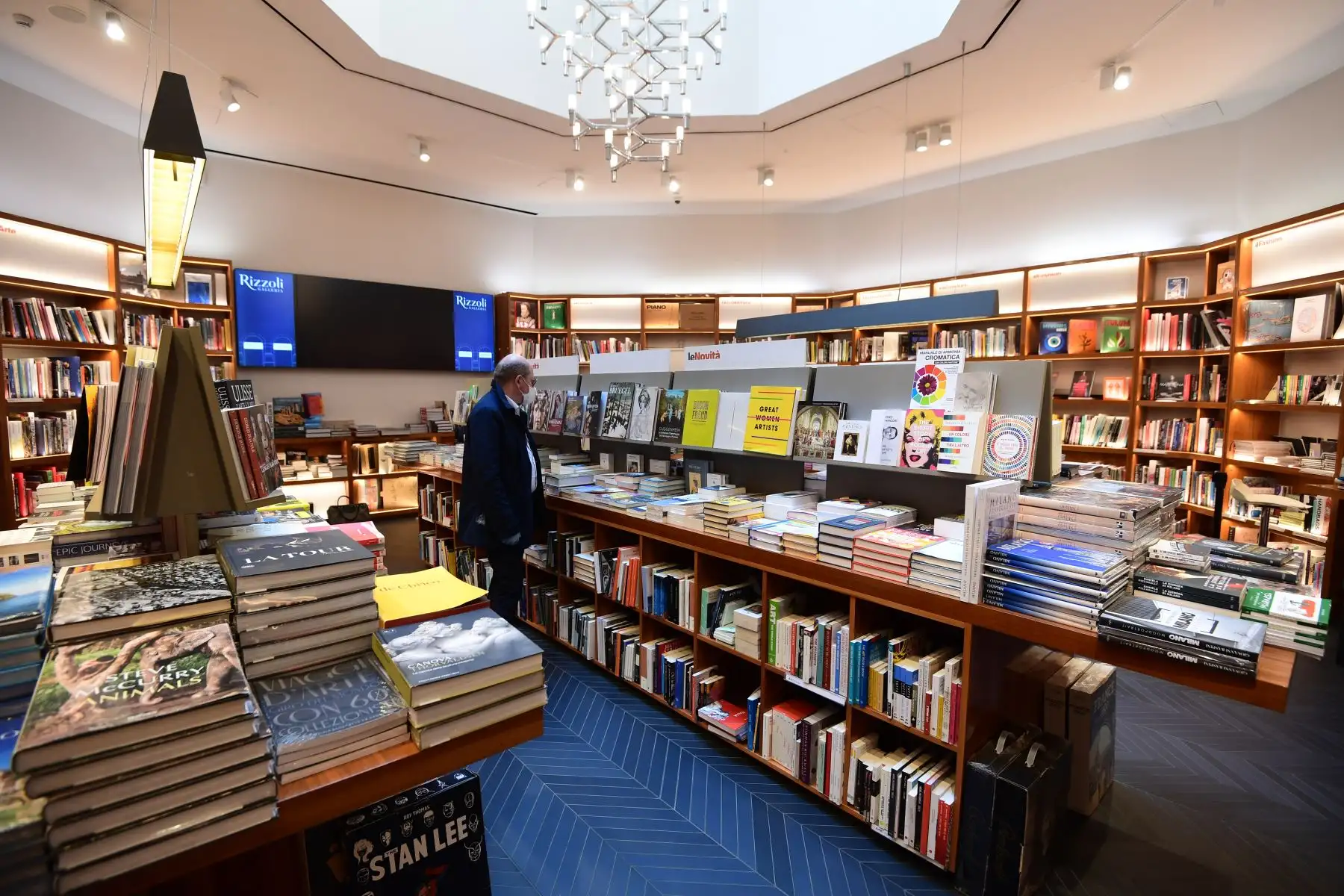 Un hombre mira a través de los libros en la librería Rizzoli el 4 de mayo de 2020 en Milán mientras Italia comienza a aliviar su bloqueo, durante el bloqueo del país destinado a frenar la propagación de la infección COVID-19. Foto: AFP
