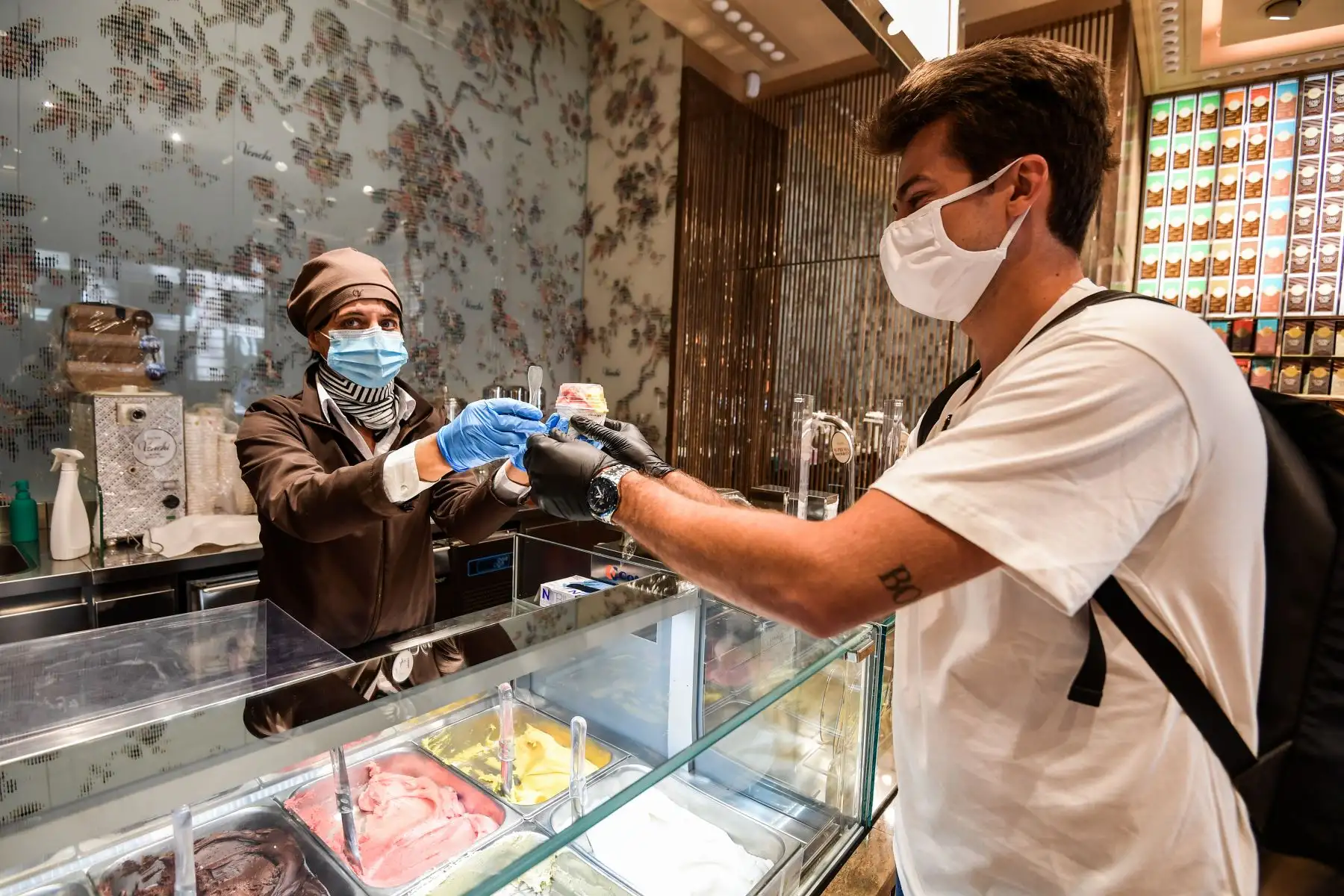 Un cliente compra helado para llevar en la heladería Venchi el 4 de mayo de 2020 en Milán. Foto: AFP