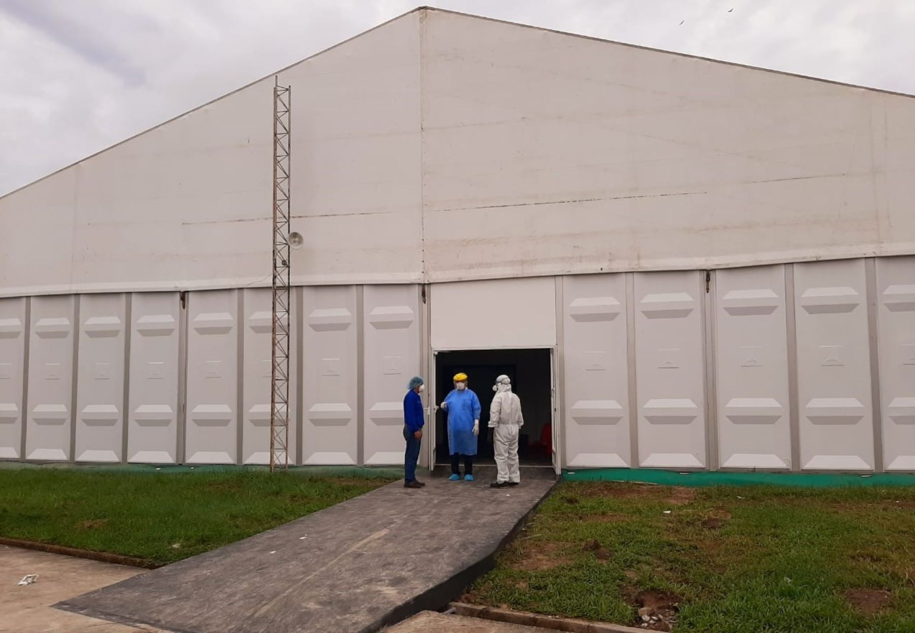 EsSalud pone en funcionamiento el primer hospital de campaña de Loreto que atenderá a pacientes covid-19 de Iquitos.