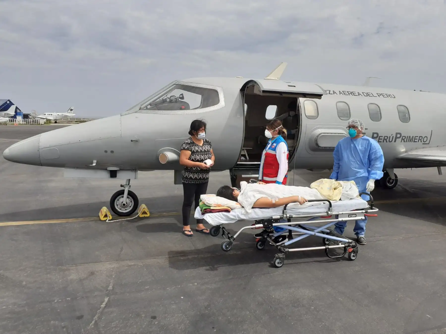 La Fuerza Aérea del Perú en coordinación con el MINSA realizó una evacuación aeromédica en una aeronave Learjet 36A FAP desde Trujillo a Lima, de dos menores de 13 y 4 años de edad, acompañadas de sus familiares, para ser atendidas de emergencia. 

Foto: Difusión