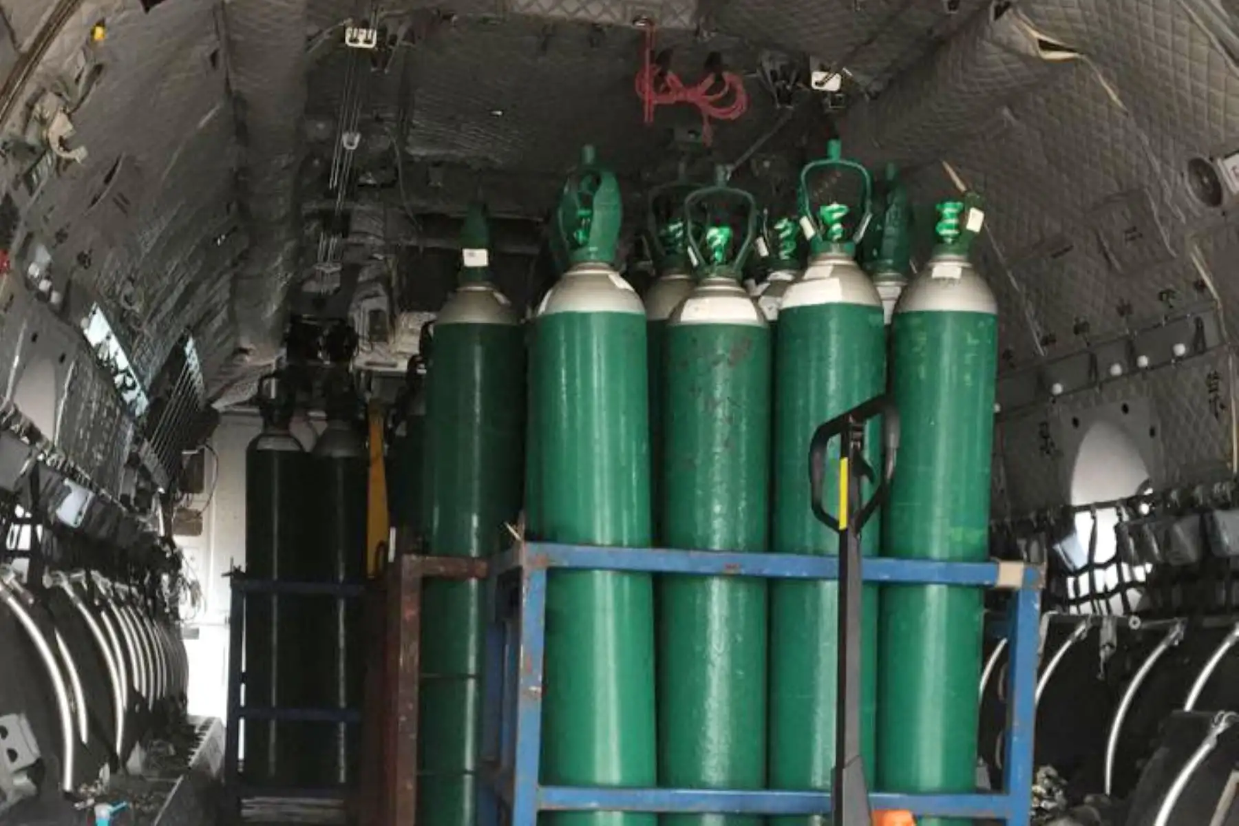La FAP  en coordinación con el MINSA, realizó el traslado en un avión C-27J Spartan, de 60 cilindros de oxígeno para salvar vidas de nuestros compatriotas, a la ciudad de Iquitos. Foto:FAP