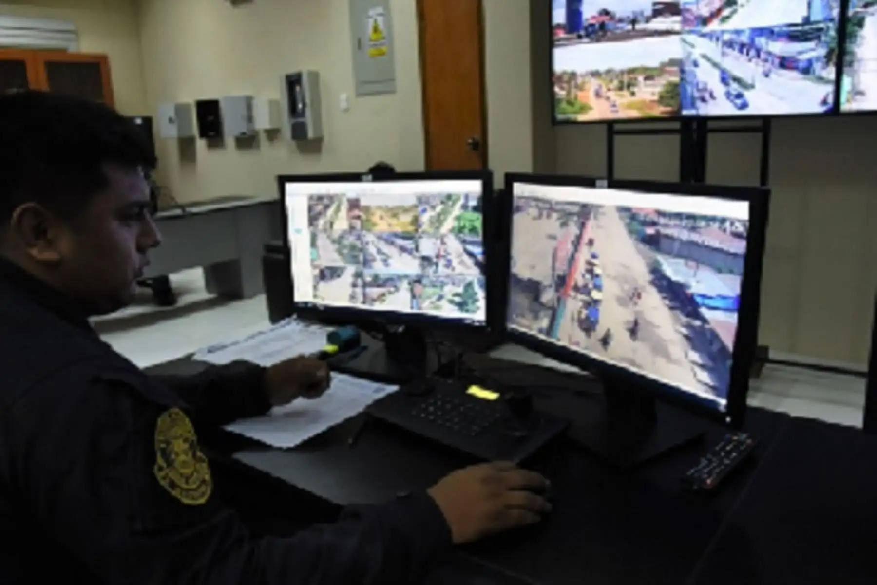 El Centro de Operaciones de Emergencia Regional (COER) de Madre de Dios  monitorea las 24 horas el cumplimiento de la inmovilización social obligatoria, el desarrollo de la seguridad, apoyo a la Policía Nacional y Fuerzas Armadas; así como el clima en la región, entre otros aspectos.