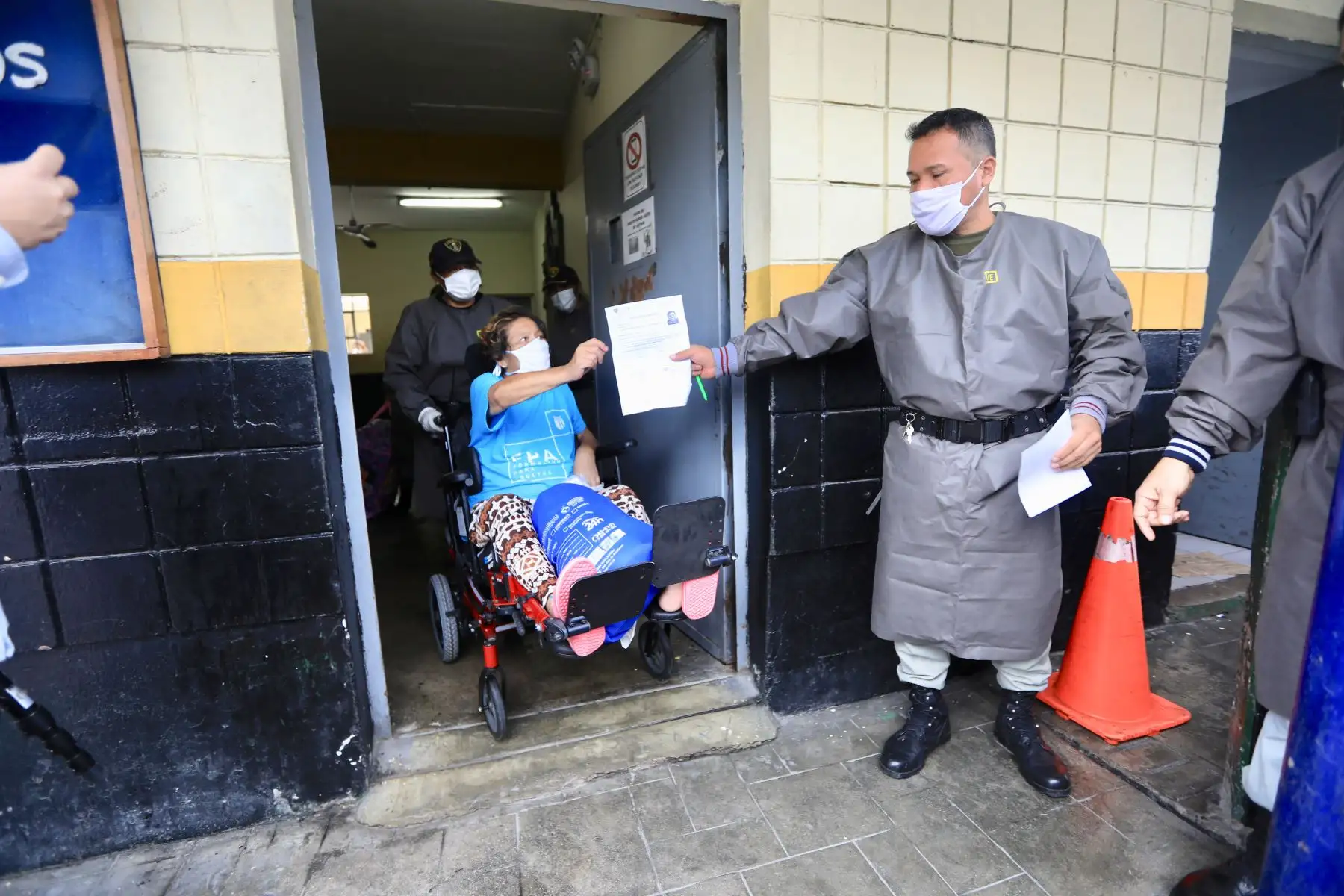 Primer grupo de internos indultados sale en libertad del penal de mujeres de Chorrillos. Foto: MINJUS