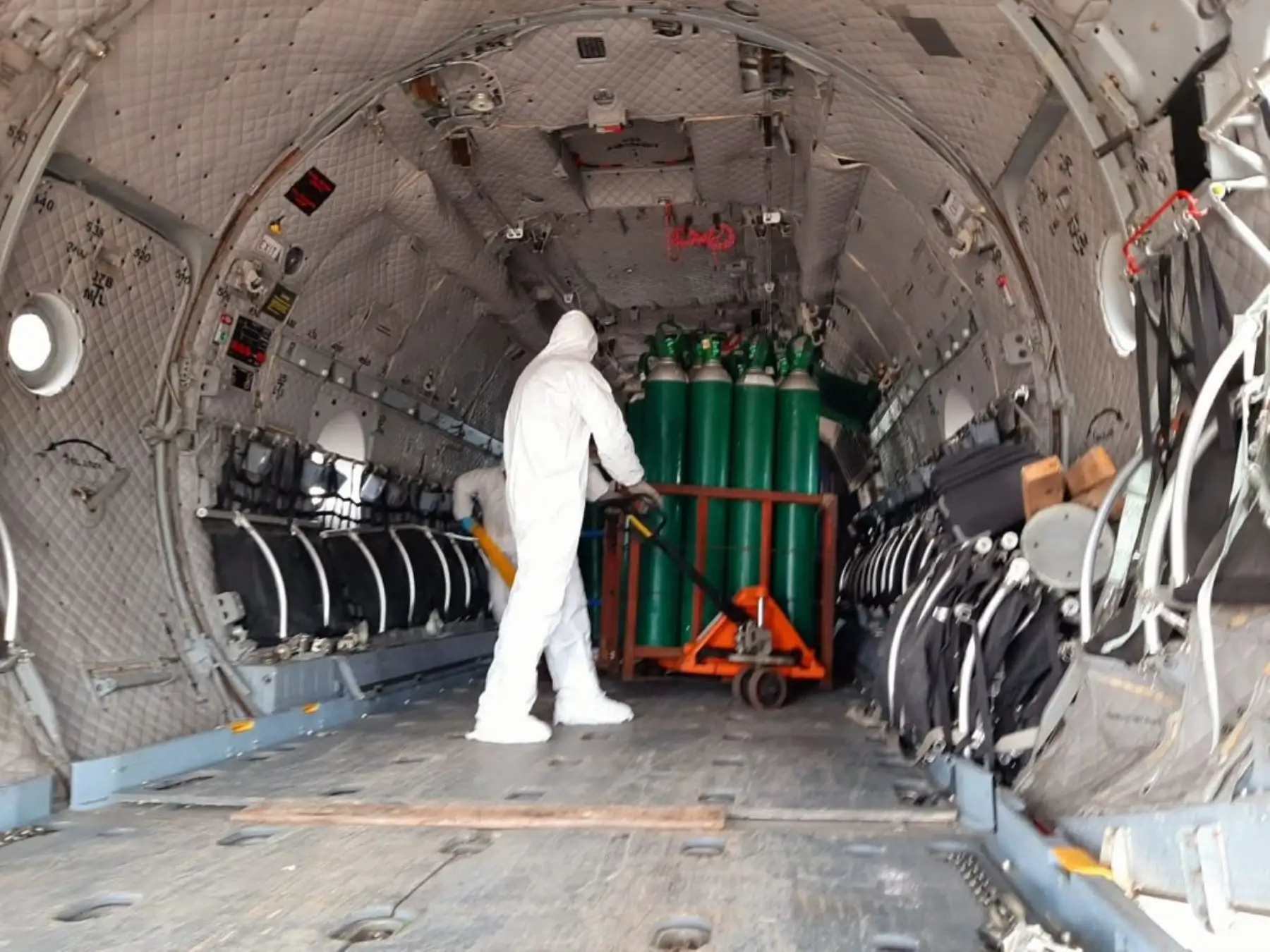 Minsa envía balones de oxígeno medicinal a Ica por vía aérea para garantizar atención a pacientes covid-19 de esa región. ANDINA/Difusión