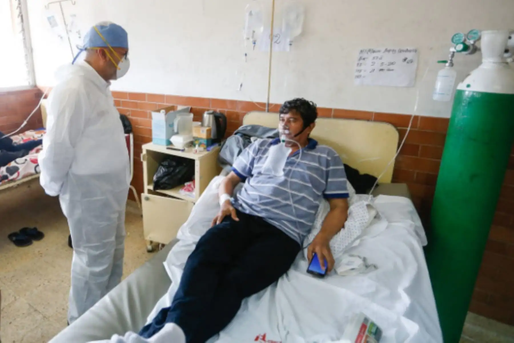 Ministro de salud, Victor Zamora, inspeccionó el Hospital Regional de Loreto y constató la condición médica de los pacientes con coronavirus. Foto: Minsa