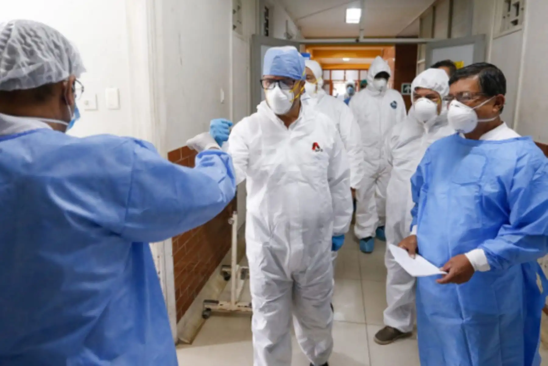 Ministro de salud, Victor Zamora, inspeccionó el Hospital Regional de Loreto y constató la condición médica de los pacientes con coronavirus. Foto: Minsa