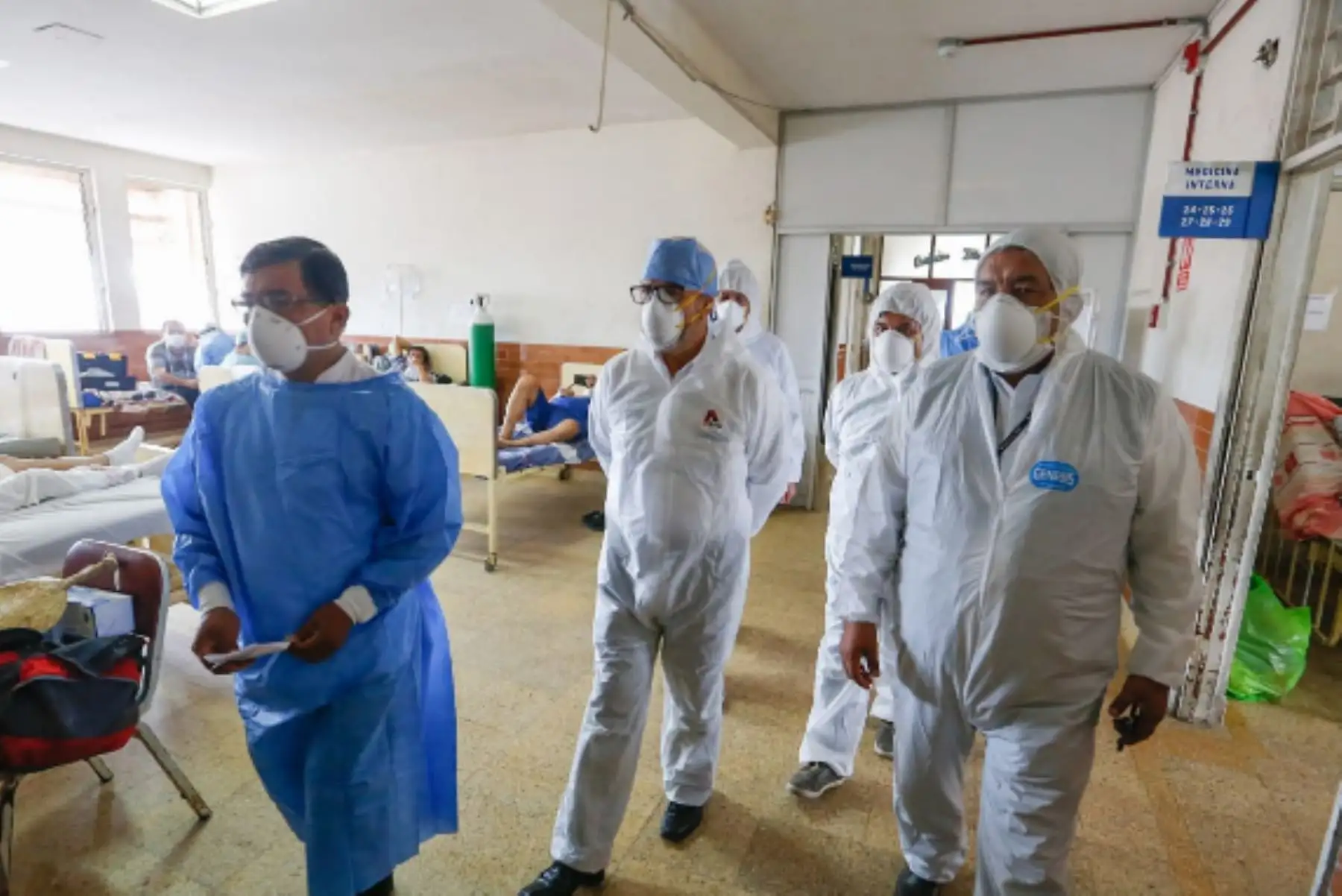 Leyenda de fotos Ministro de salud, Victor Zamora, inspeccionó el Hospital Regional de Loreto y constató la condición médica de los pacientes con coronavirus. Foto: Minsa
