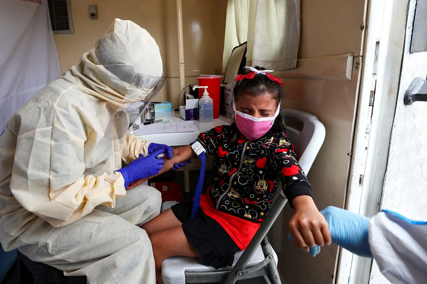 Un médico del Gobierno Provincial de Pichicncha toma una muestra de sangre para detectar contagios por coronavirus, en Quito (Ecuador). Foto: EFE
