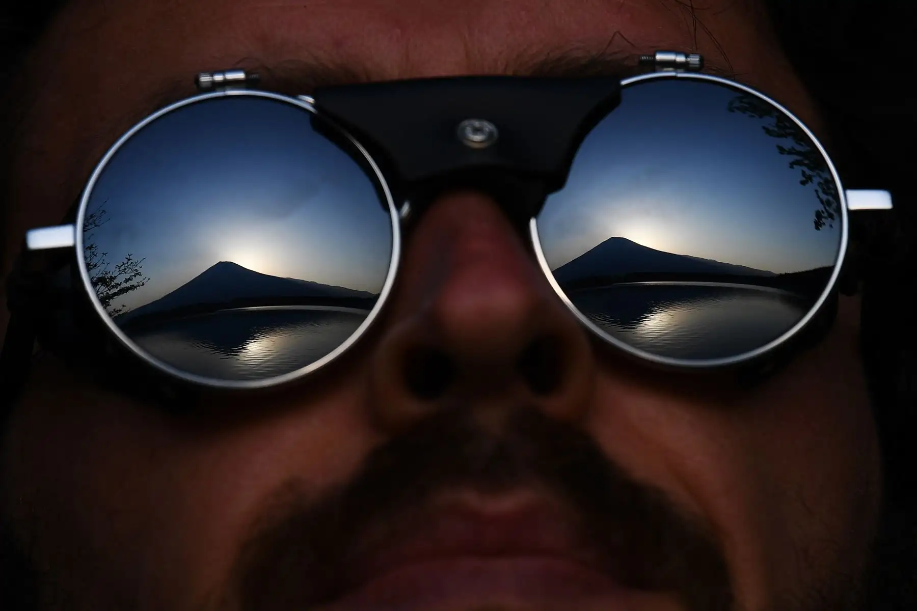 Un hombre mira el Monte Fuji durante el amanecer desde el lago Tanuki en Fujinomiya, prefectura de Shizuoka, Japón. Foto: AFP