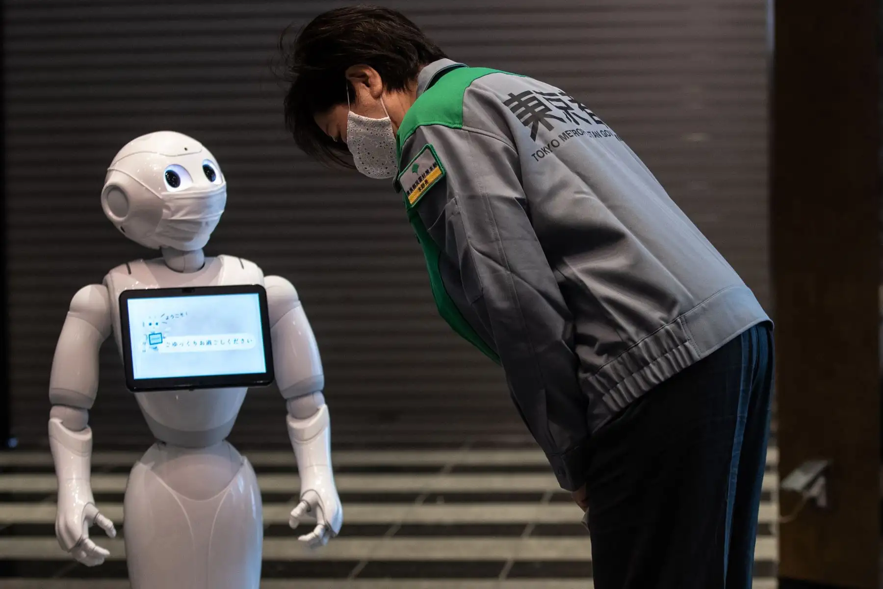 La gobernadora de Tokio, Yuriko Koike, observa un robot de bienvenida llamado "Pepper" mientras visita un hotel en Tokio. Foto: AFP