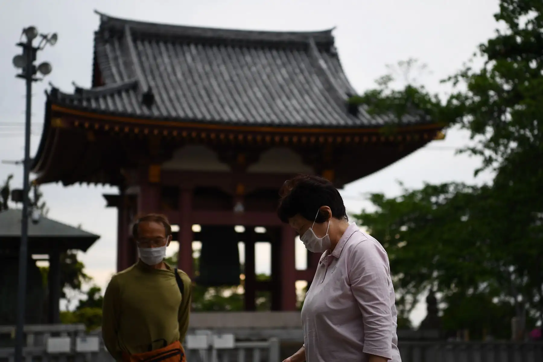 Las personas con máscaras faciales visitan el templo budista Ikegami Honmonji en Tokio. Foto: AFP