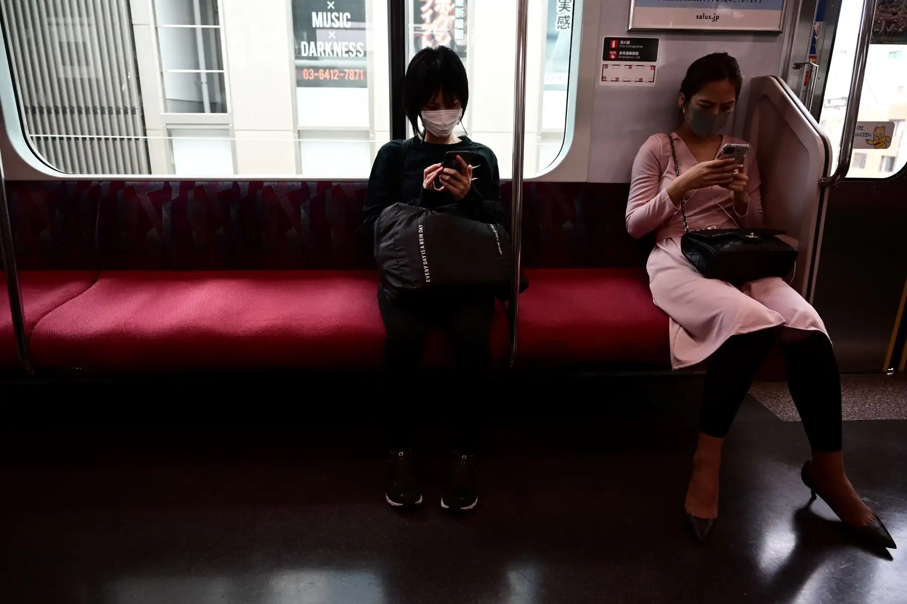 Mujeres con mascarillas viajan en un tren en la estación de Shibuya durante las vacaciones de la "Semana Dorada" de Japón en Tokio. Foto: AFP