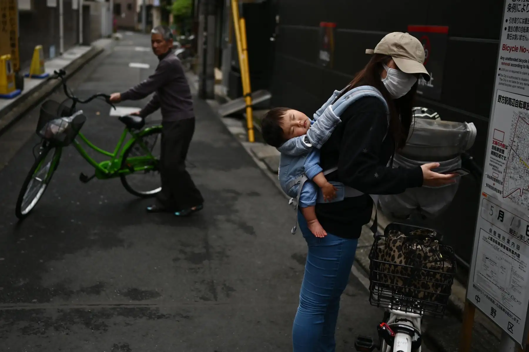 Una madre transita con su hijo en una zona residencial de Tokio. Foto: AFP