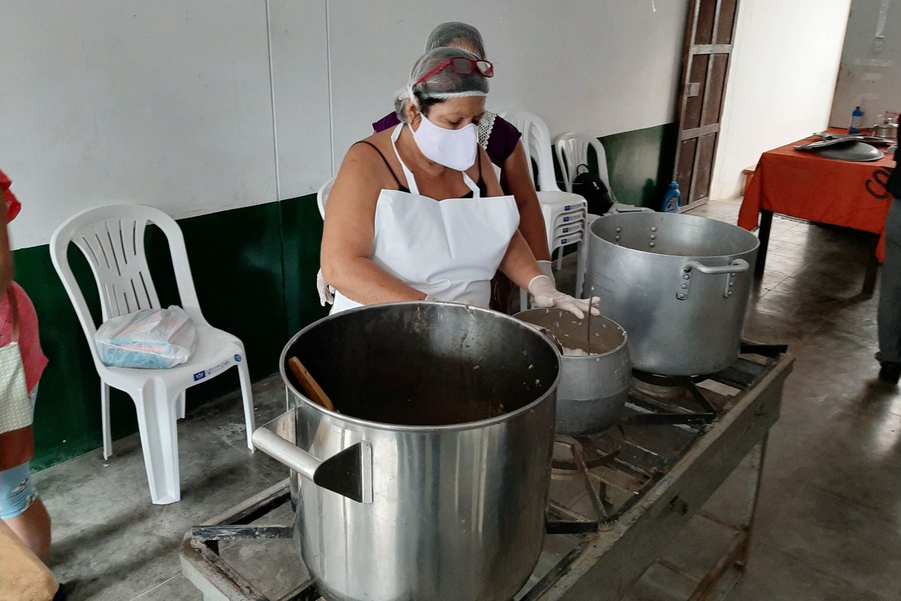 Alrededor de 6,600 personas en situación vulnerable de la provincia de Trujillo, región La Libertad, reciben almuerzo cada día. Foto: Cortesía Luis Puell