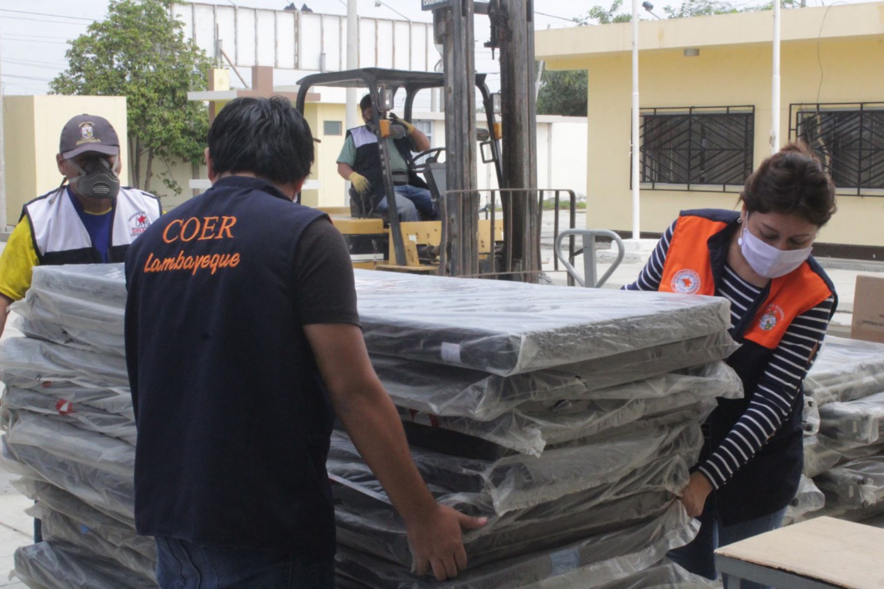 El Gobierno Regional de Lambayeque entregó 18 camas plegables, juegos de sábanas y frazadas, entre otros materiales, al penal de Chiclayo.