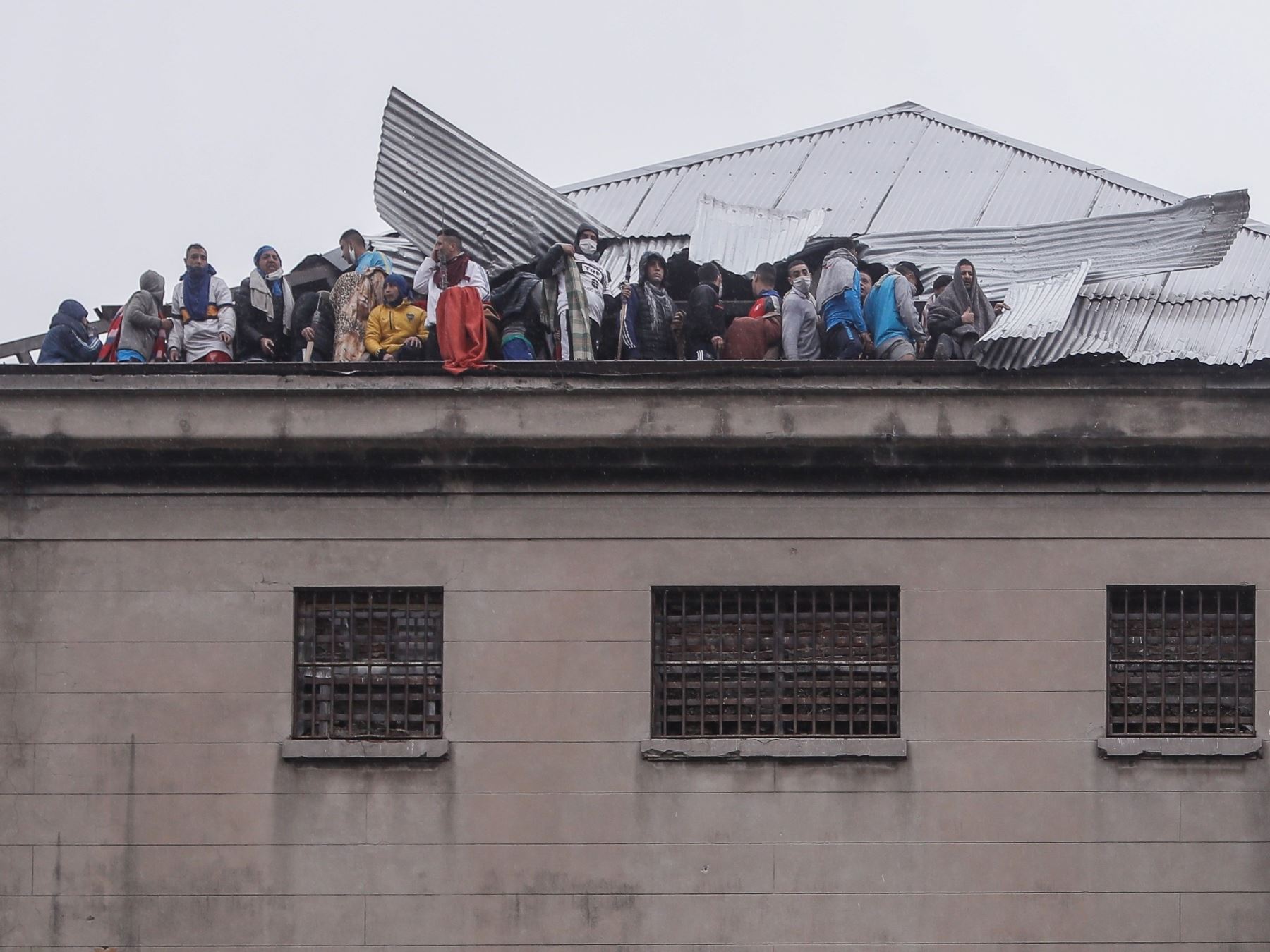 Internos de la cárcel de Villa Devoto se amotinan para pedir medidas que les permitan enfrentar el coronavirus, en Buenos Aires (Argentina). Foto: Efe.