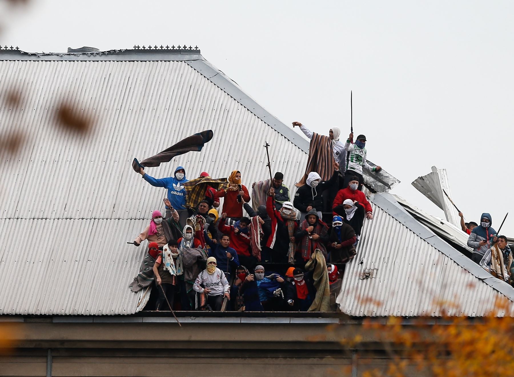 Internos de la cárcel de Villa Devoto se amotinan para pedir medidas que les permitan enfrentar el coronavirus, en Buenos Aires (Argentina). Foto: Efe.