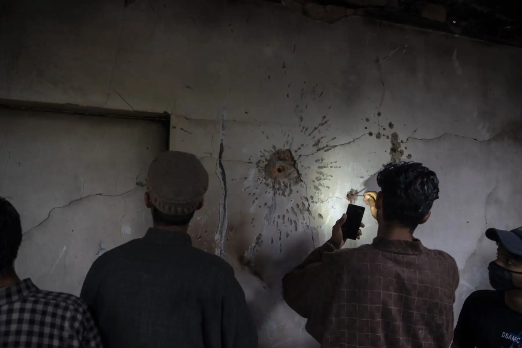 Un niño Kashmiri intenta sacar una bala de la pared de una casa dañada después de un tiroteo en Tral, al sur de Srinagar, Kashmiri controlada por los indios. Foto: AP/Pulitzer