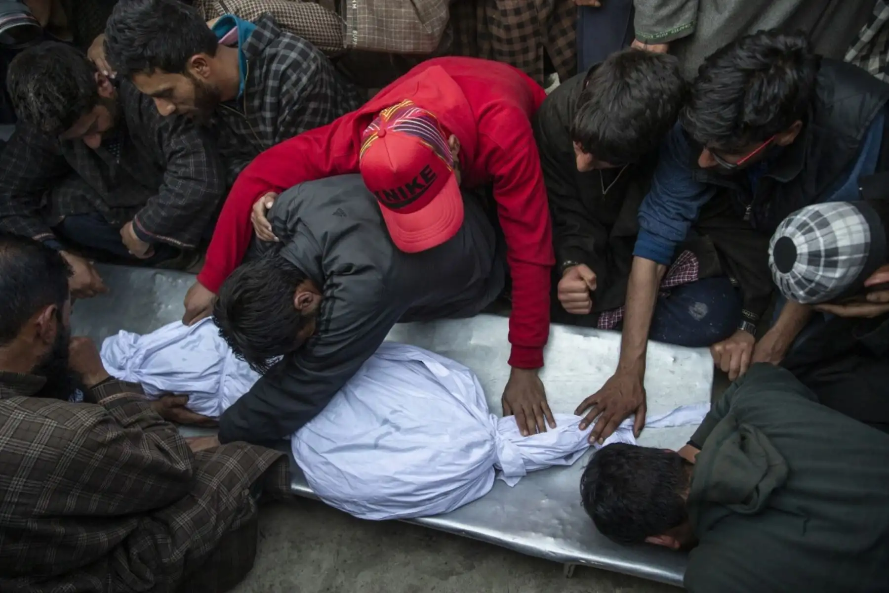 Los aldeanos Kashmiri se lamentan cerca del cuerpo de un niño de 11 años, Aatif Mir, durante su procesión fúnebre en la aldea de Hajin, al norte de Srinagar, controlada por los indios Kashmiri. Foto: AP/Pulitzer