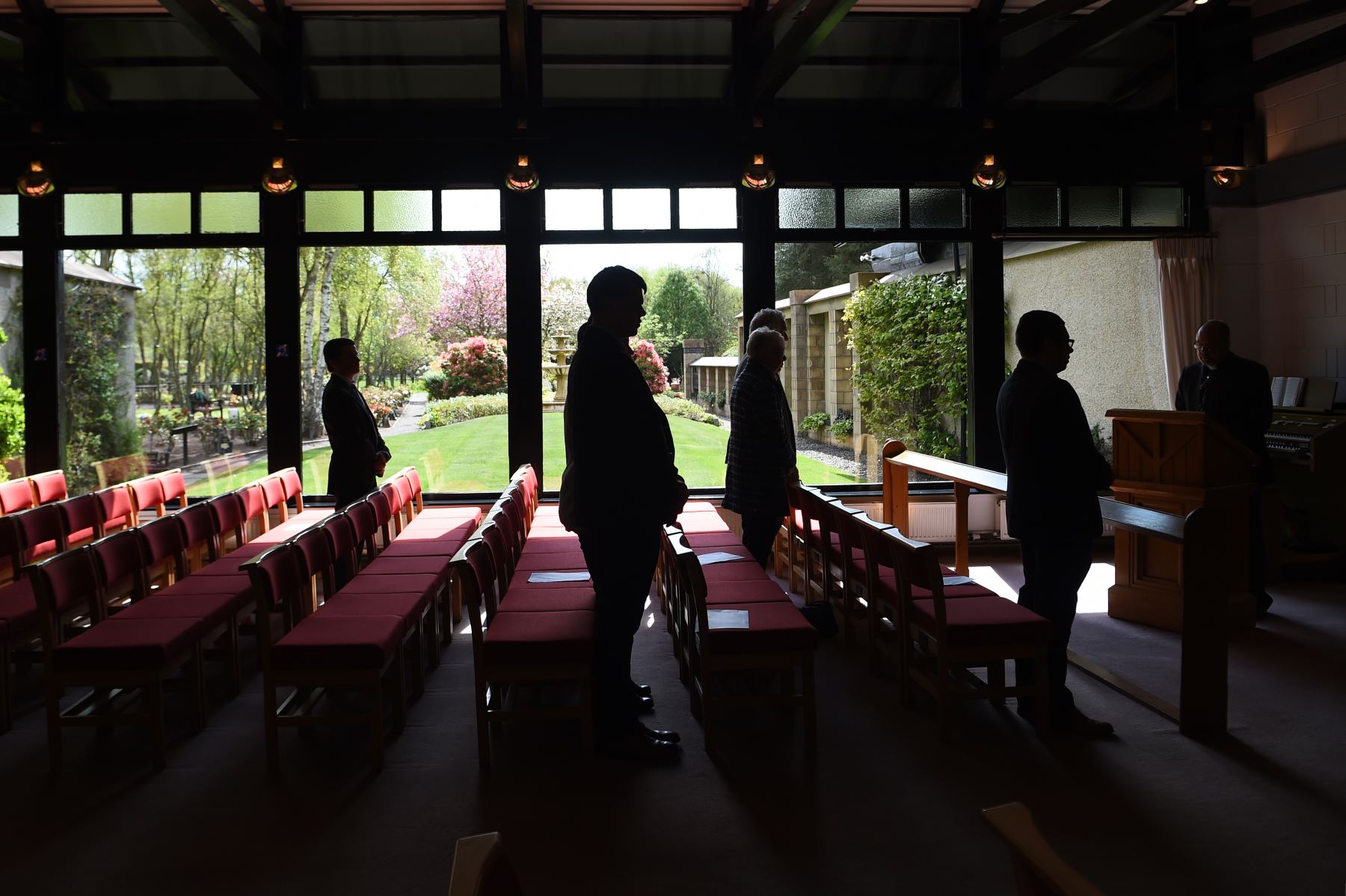 Los invitados asisten al servicio funerario de la cuidadora Janet Livingston, de 60 años, quien murió de COVID-19, en el crematorio Parkgrove cerca del pueblo de Friockheim, este de Escocia. Foto: AFP