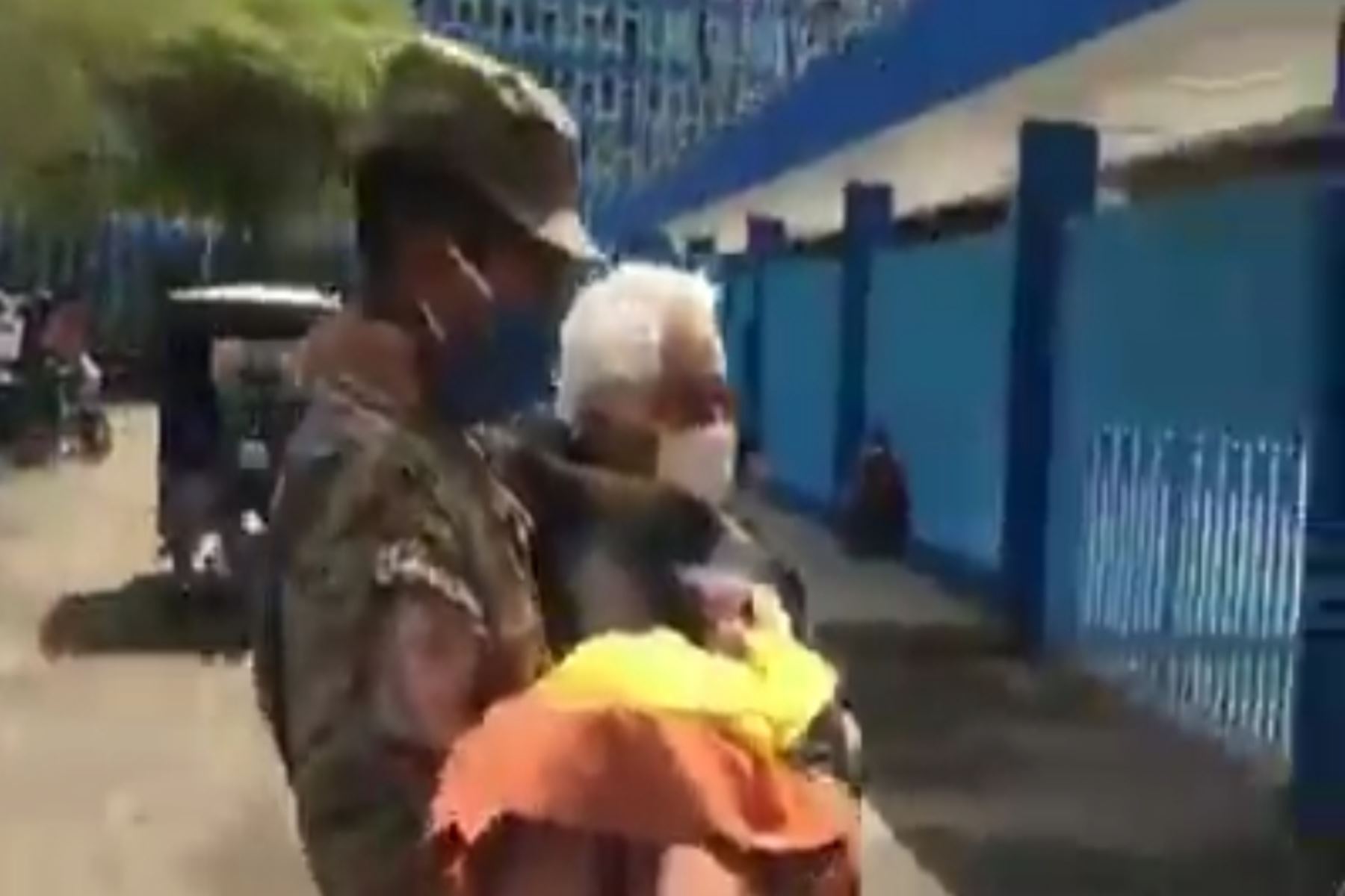 Efectivos de la FAP trasladan en brazos a anciana al hospital de Piura. Foto: ANDINA/difusión.