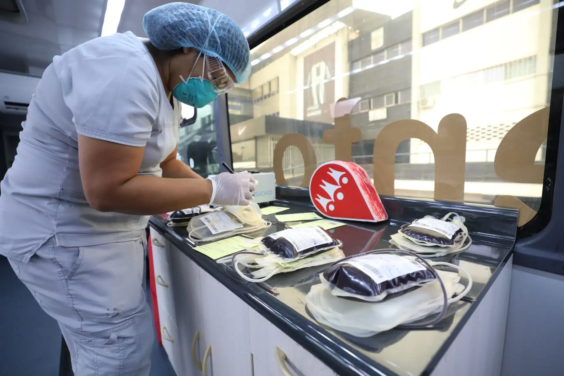 Campaña de donación de sangre de la barra de Alianza  Lima en apoyo a pacientes con coranavirus. Foto:ANDINA/Essalud