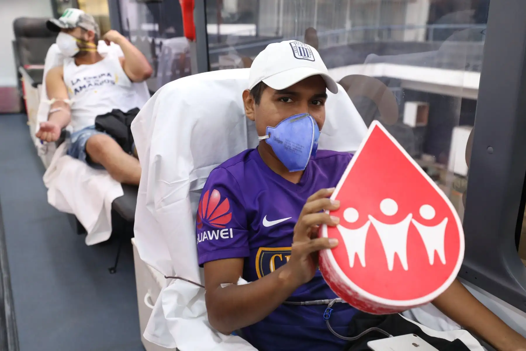 Campaña de donación de sangre de la barra de Alianza  Lima en apoyo a pacientes con coranavirus. Foto:ANDINA/Essalud