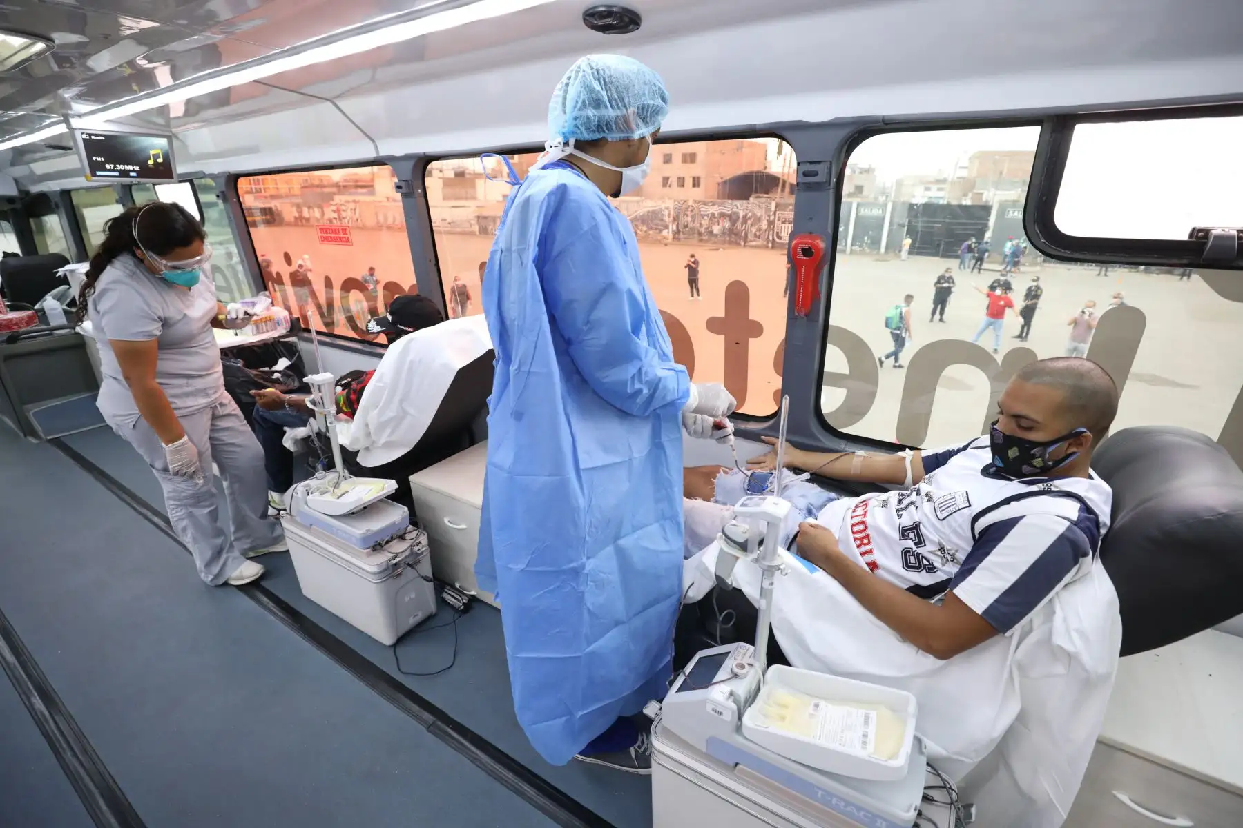 Campaña de donación de sangre de la barra de Alianza  Lima en apoyo a pacientes con coranavirus. Foto:ANDINA/Essalud