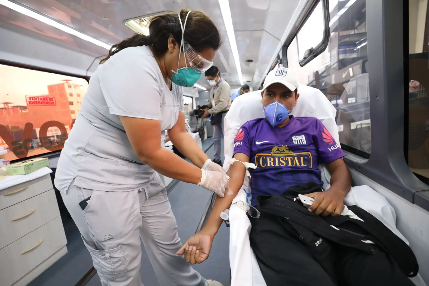 Campaña de donación de sangre de la barra de Alianza  Lima en apoyo a pacientes con coranavirus. Foto:ANDINA/Essalud