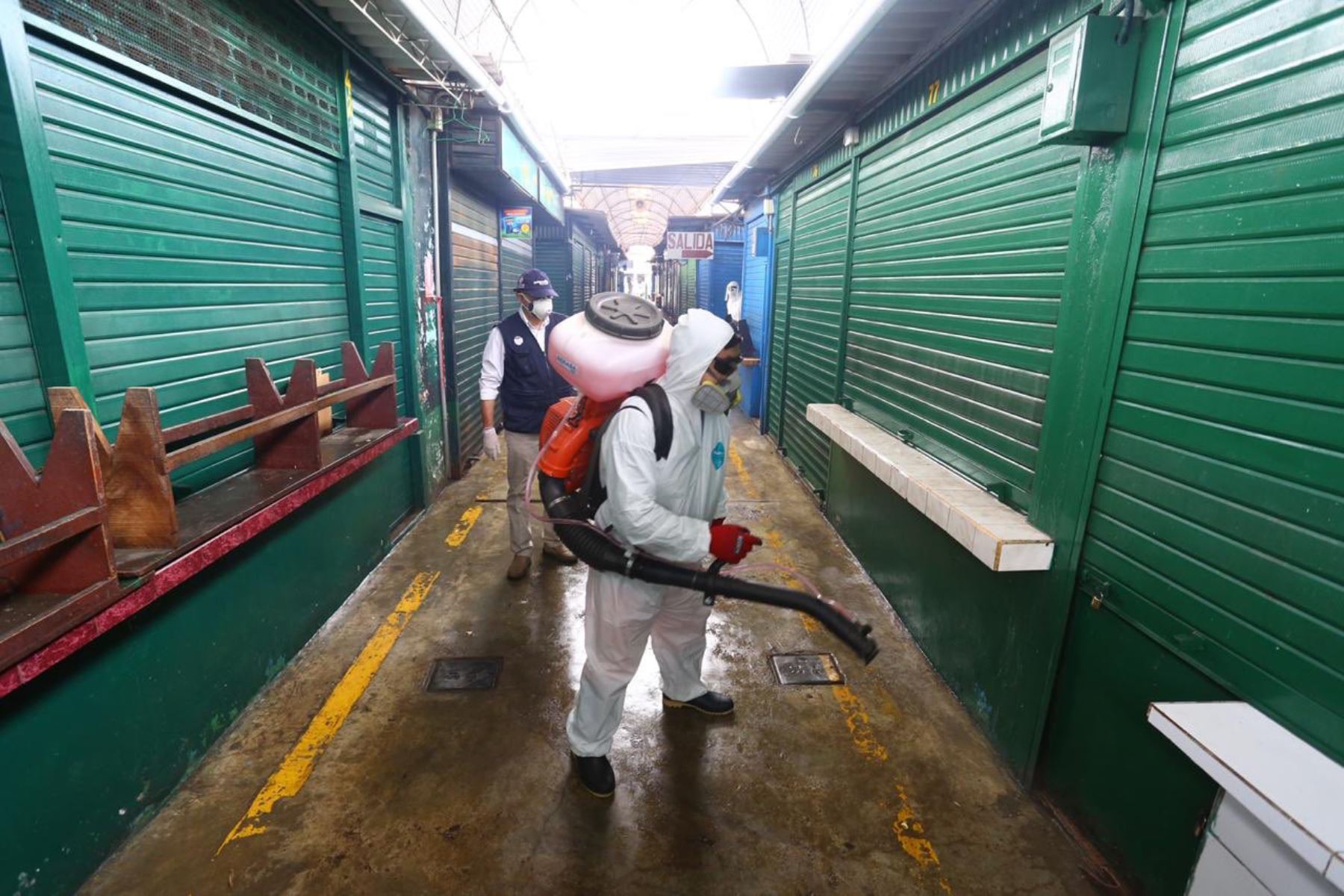 Se continua, con la jornadas de desinfección. En el mercado San Felipe de Surquillo, realizamos la limpieza y desinfección para evitar posibles contagios de COVID-19, a través del Senasa. Foto: ANDINA/@minagriperu.