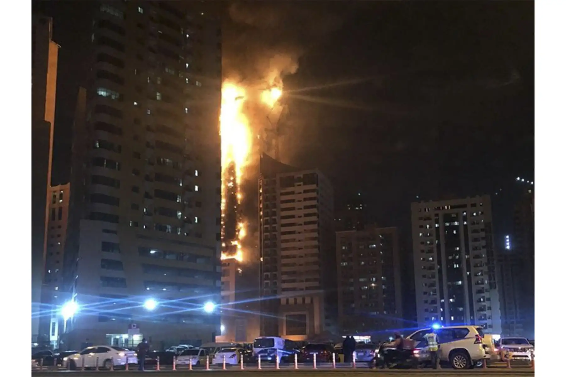 Un incendio de gran magnitud se registra dentro de un edificio  de departamentos en Sharjah, Emiratos Árabes Unidos durante la madrugada de este martes 5 de mayo. Según los informes, camiones de bomberos y ambulancias acudieron al lugar y los residentes de los edificios cercanos fueron evacuados de inmediato. Foto: Gulf News