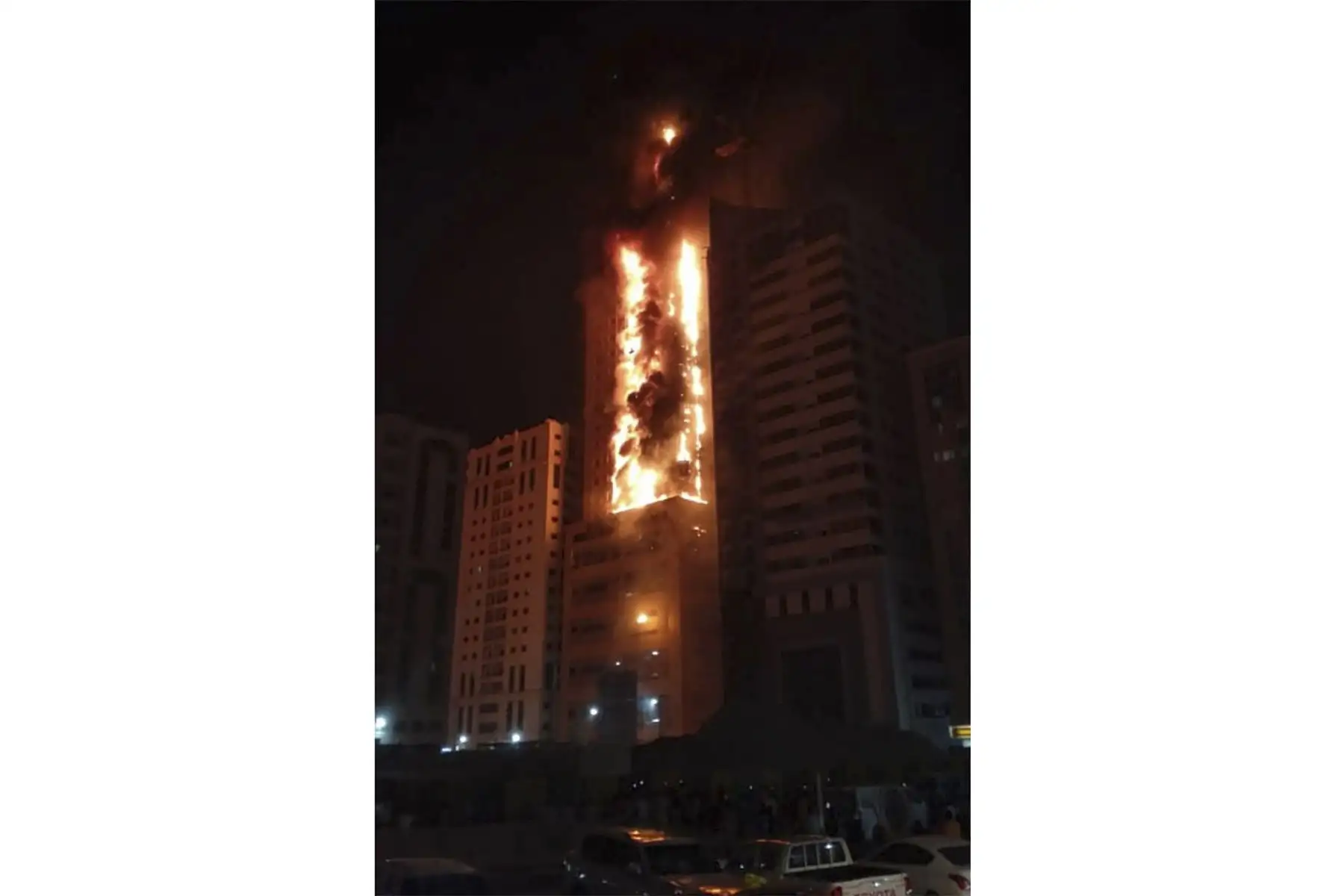 Un incendio de gran magnitud se registra dentro de un edificio  de departamentos en Sharjah, Emiratos Árabes Unidos durante la madrugada de este martes 5 de mayo. Según los informes, camiones de bomberos y ambulancias acudieron al lugar y los residentes de los edificios cercanos fueron evacuados de inmediato. Foto: Gulf News