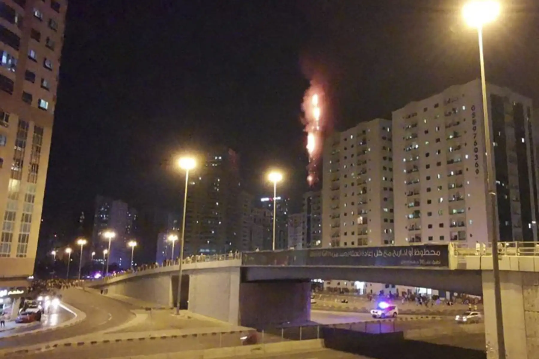 Un incendio de gran magnitud se registra dentro de un edificio  de departamentos en Sharjah, Emiratos Árabes Unidos durante la madrugada de este martes 5 de mayo. Según los informes, camiones de bomberos y ambulancias acudieron al lugar y los residentes de los edificios cercanos fueron evacuados de inmediato. Foto: Gulf News