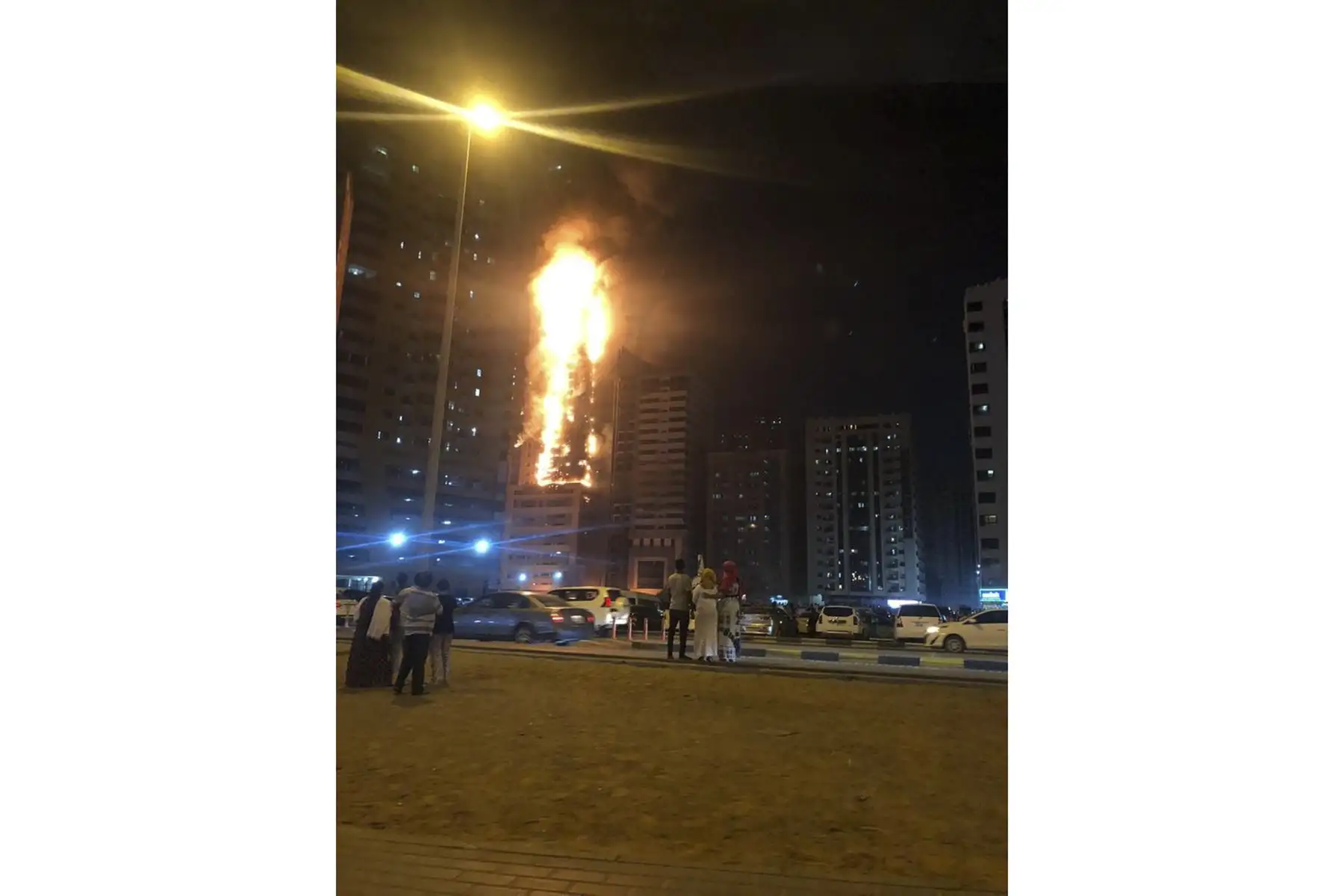Un incendio de gran magnitud se registra dentro de un edificio  de departamentos en Sharjah, Emiratos Árabes Unidos durante la madrugada de este martes 5 de mayo. Según los informes, camiones de bomberos y ambulancias acudieron al lugar y los residentes de los edificios cercanos fueron evacuados de inmediato. Foto: Gulf News