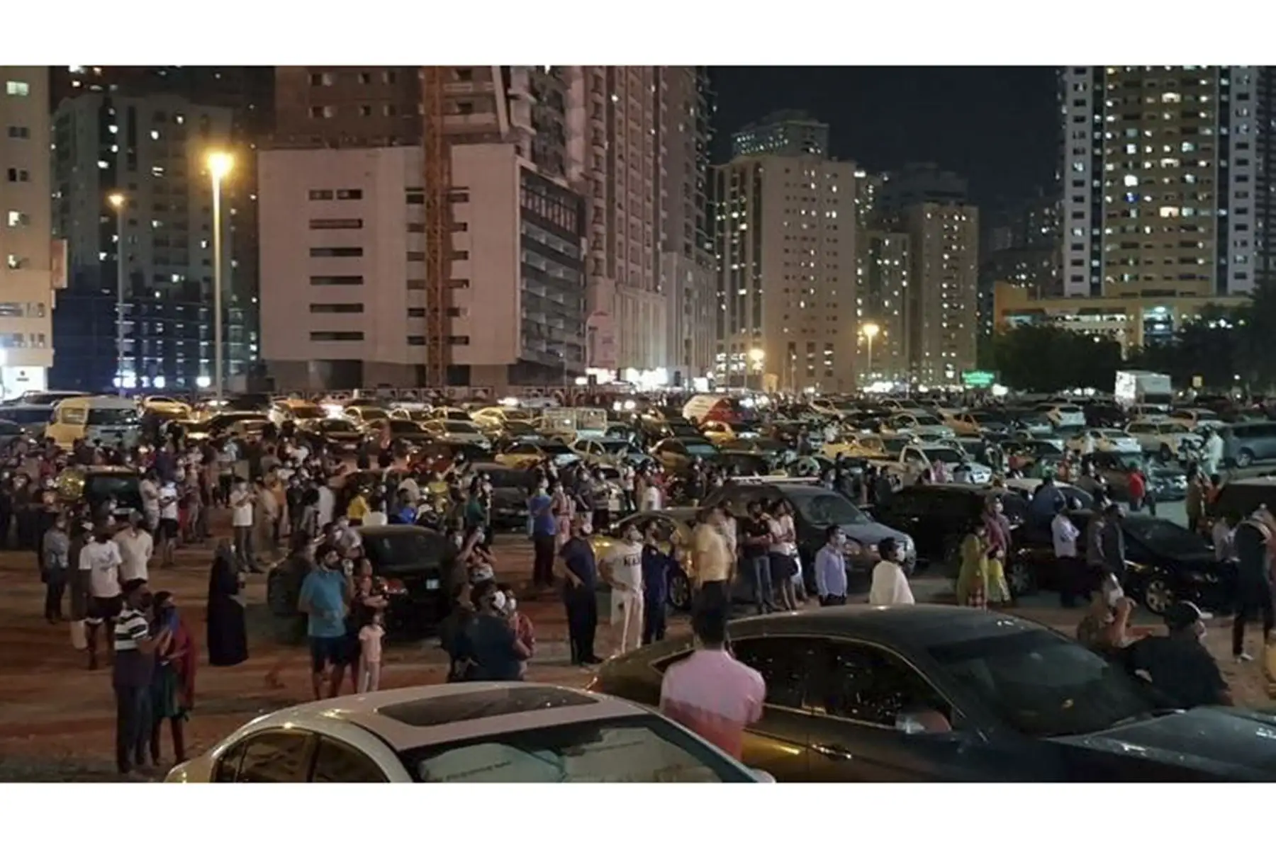 Un incendio de gran magnitud se registra dentro de un edificio  de departamentos en Sharjah, Emiratos Árabes Unidos durante la madrugada de este martes 5 de mayo. Según los informes, camiones de bomberos y ambulancias acudieron al lugar y los residentes de los edificios cercanos fueron evacuados de inmediato. Foto: Khaleej Times