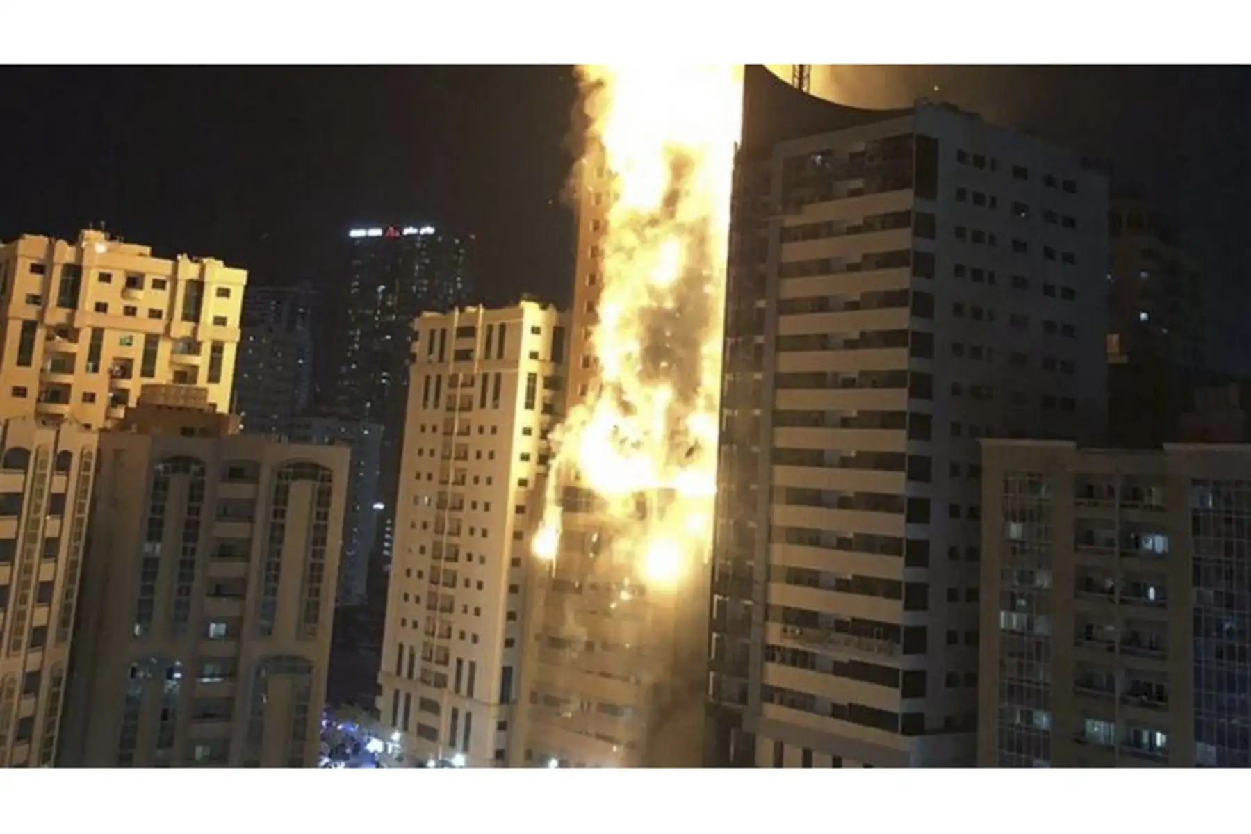 Un incendio de gran magnitud se registra dentro de un edificio  de departamentos en Sharjah, Emiratos Árabes Unidos durante la madrugada de este martes 5 de mayo. Según los informes, camiones de bomberos y ambulancias acudieron al lugar y los residentes de los edificios cercanos fueron evacuados de inmediato. Foto: Khaleej Times