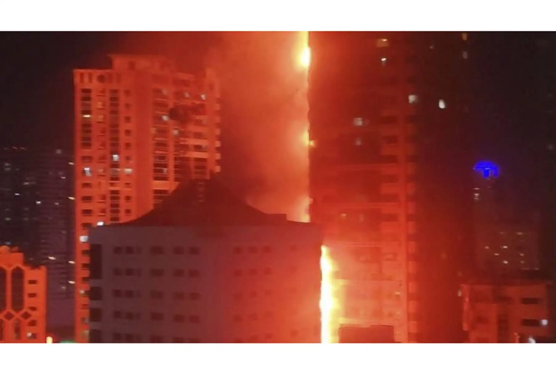 Un incendio de gran magnitud se registra dentro de un edificio  de departamentos en Sharjah, Emiratos Árabes Unidos durante la madrugada de este martes 5 de mayo. Según los informes, camiones de bomberos y ambulancias acudieron al lugar y los residentes de los edificios cercanos fueron evacuados de inmediato. Foto: Khaleej Times