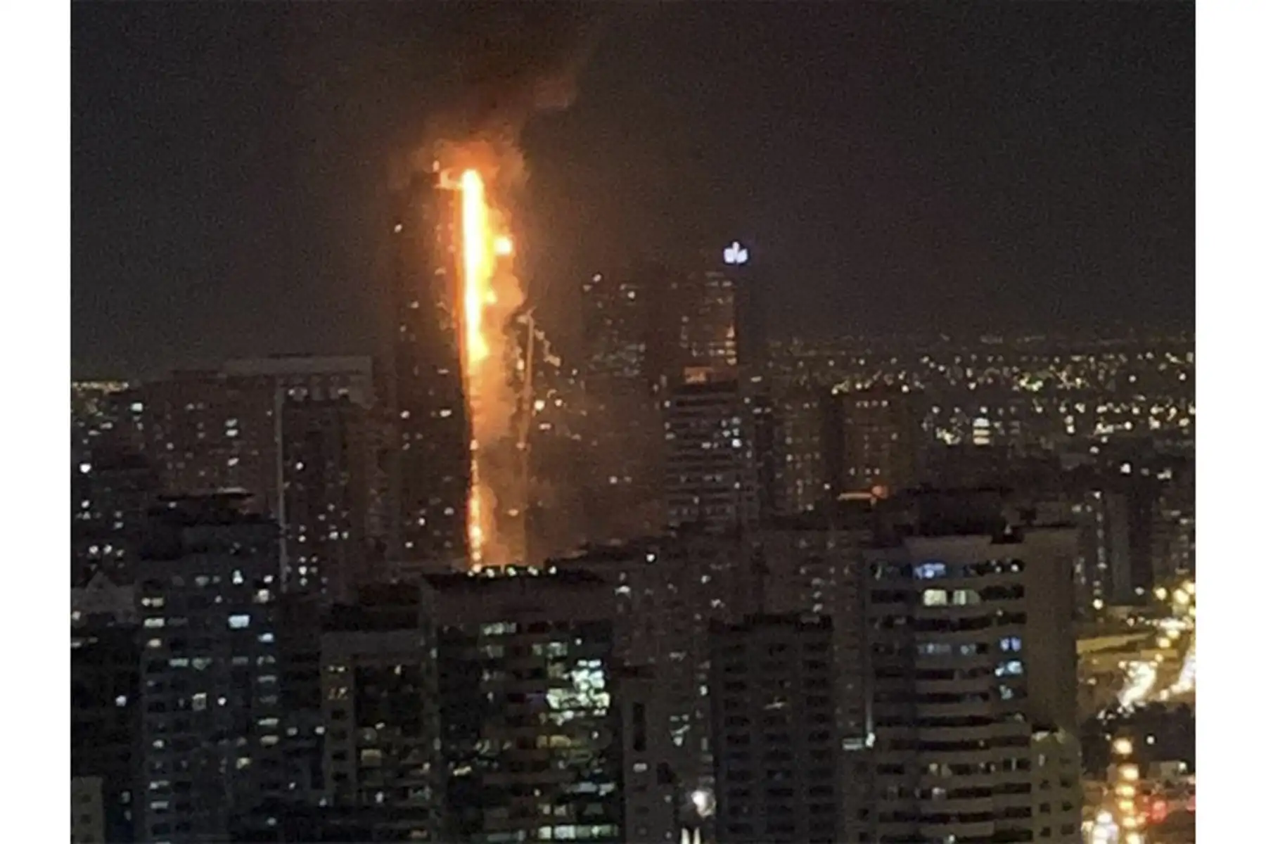 Un incendio de gran magnitud se registra dentro de un edificio  de departamentos en Sharjah, Emiratos Árabes Unidos durante la madrugada de este martes 5 de mayo. Según los informes, camiones de bomberos y ambulancias acudieron al lugar y los residentes de los edificios cercanos fueron evacuados de inmediato. Foto: Gulf News