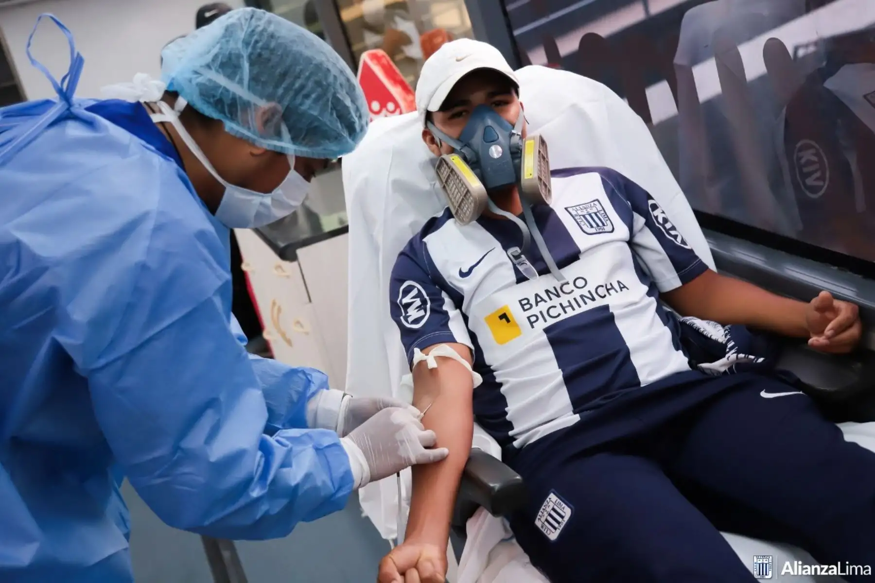 El Club Alianza Lima cedió la explanada del estadio Alejandro Villanueva para una campaña de donación de sangre dirigida a evitar el desabastecimiento de este insumo vital en tiempos de inmovilización social.