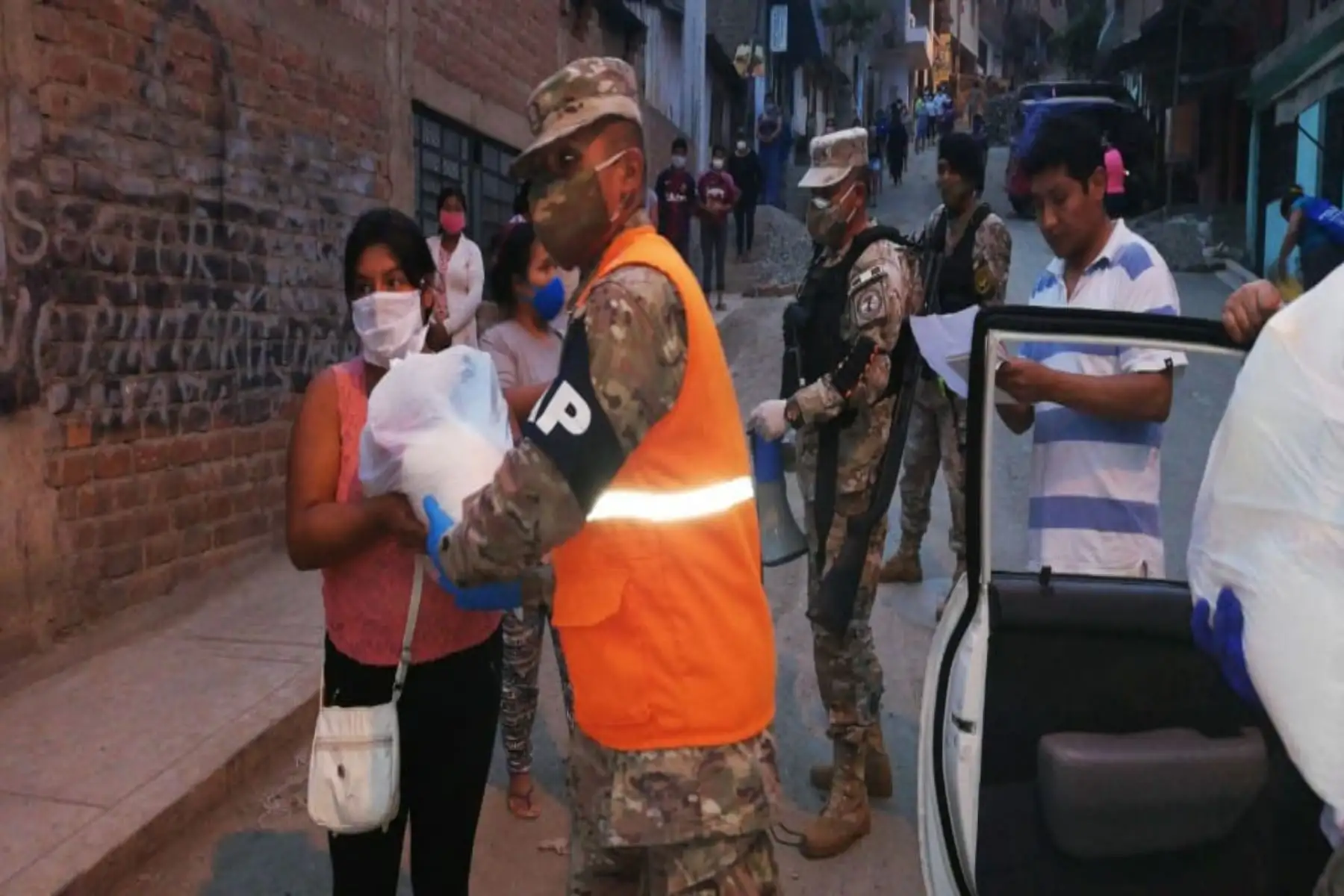 Personal de la FAP entregó 120 canastas de víveres en la parte alta de San Juan de Lurigancho, como parte de la campaña "Ayúdanos a ayudar". 
Foto :FAP